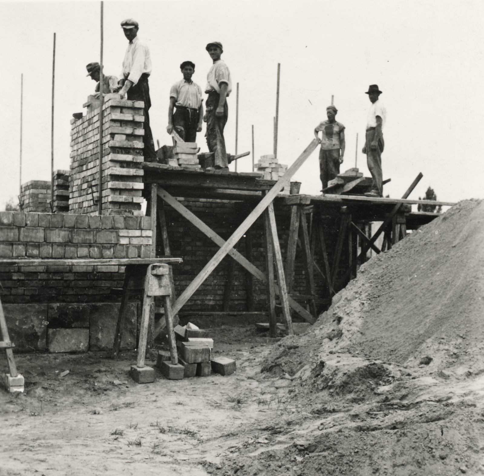 Hungary, Budapest IV., a Szent Imre utca 20. számú ház építkezése., 1937, Lencsés László, Budapest, brick wall, rolled up sleeves, worker, Fortepan #156765