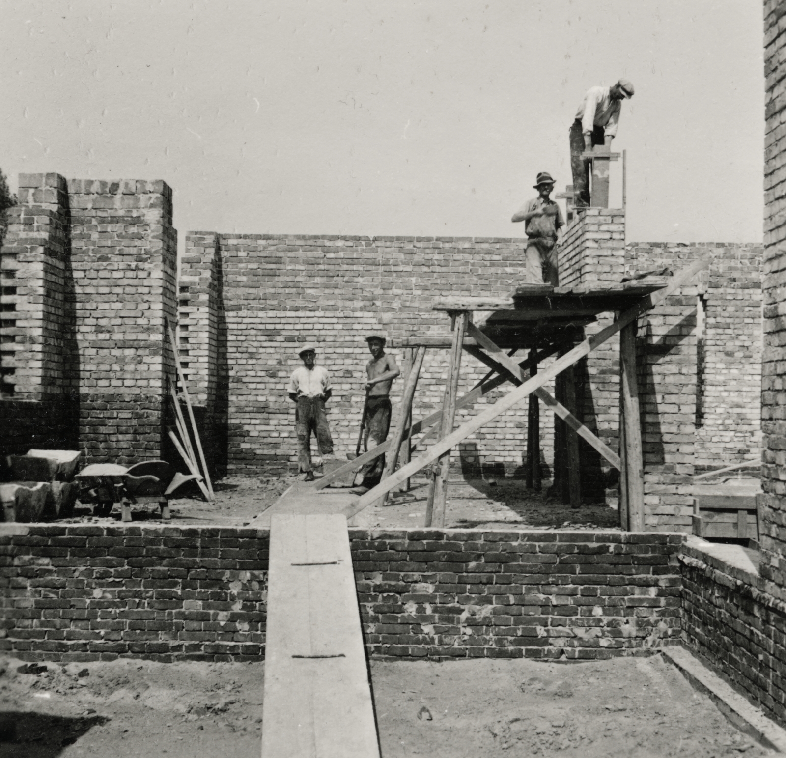 Hungary, Budapest IV., a Szent Imre utca 20. számú ház építkezése., 1937, Lencsés László, Budapest, plank, brick wall, wooden structure, Fortepan #156767