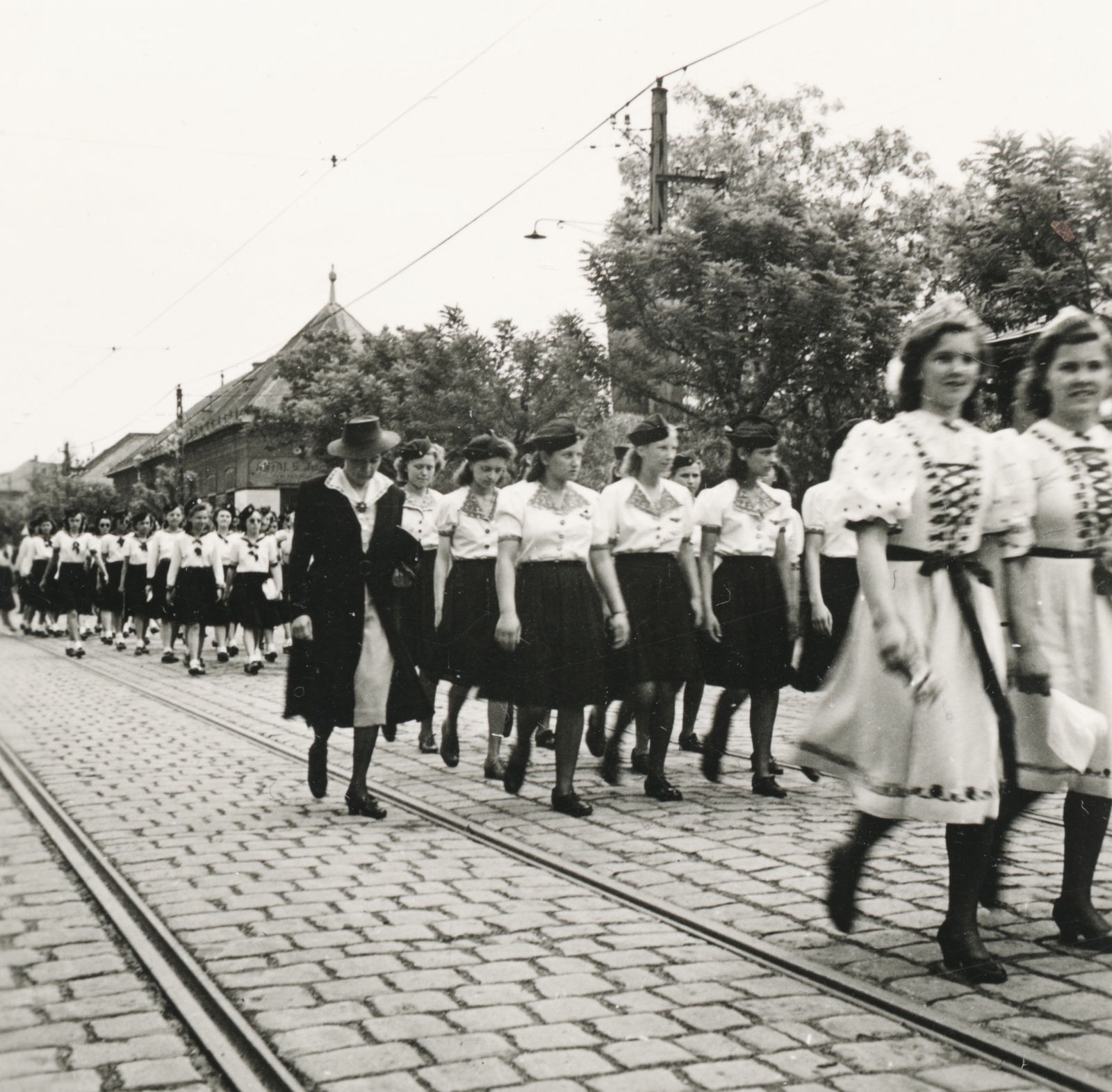 Hungary, Budapest IV., Görgey Artúr (Horthy Miklós) utca, háttérben kupolával a 37. számú sarokház látszik., 1938, Lencsés László, Budapest, Fortepan #156774