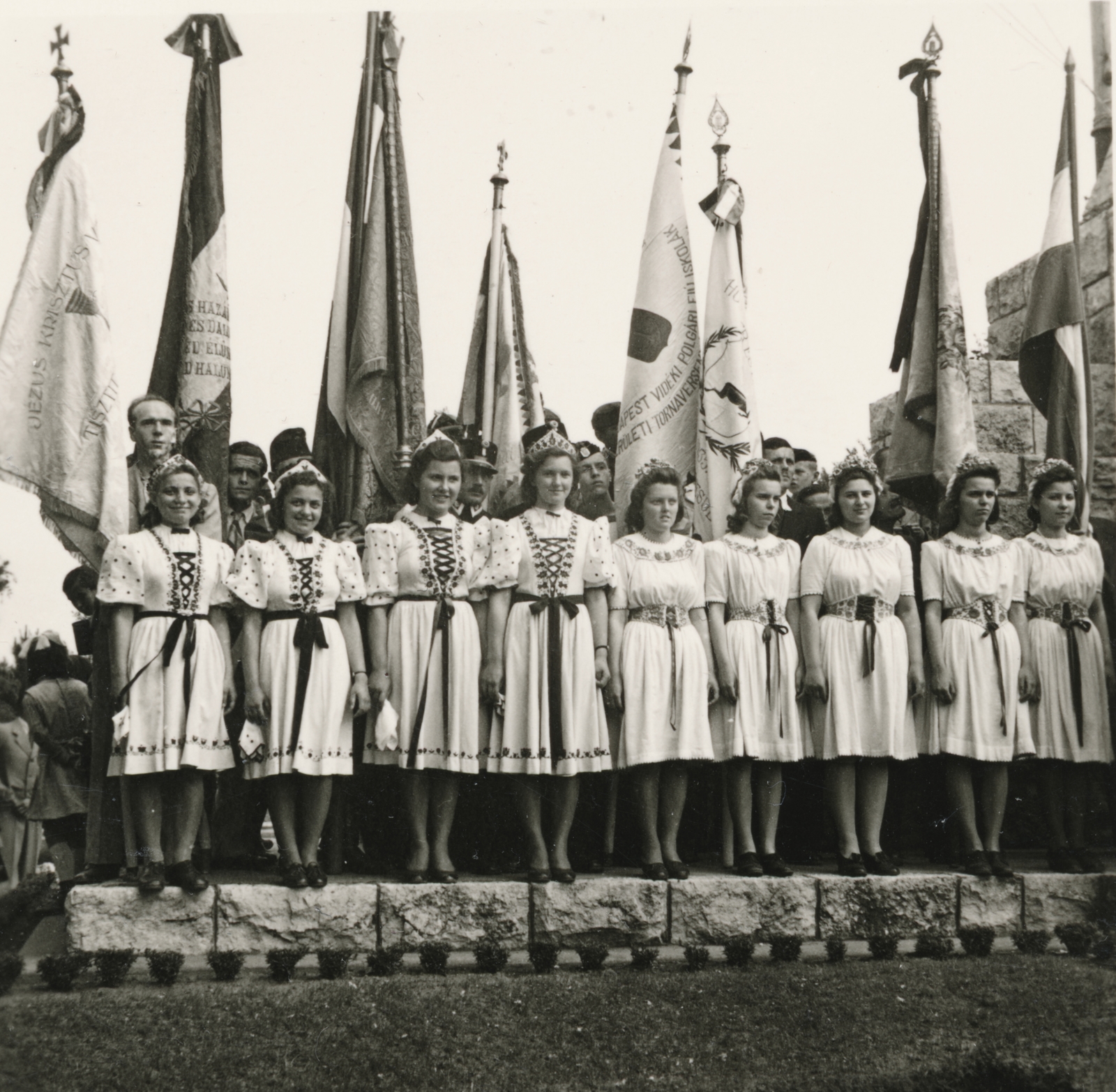Hungary, Budapest IV., Hősök ligete (a mai Házy Erzsébet sétány környéke), ünneplők az Országzászló talapzatánál., 1938, Lencsés László, Budapest, Fortepan #156775