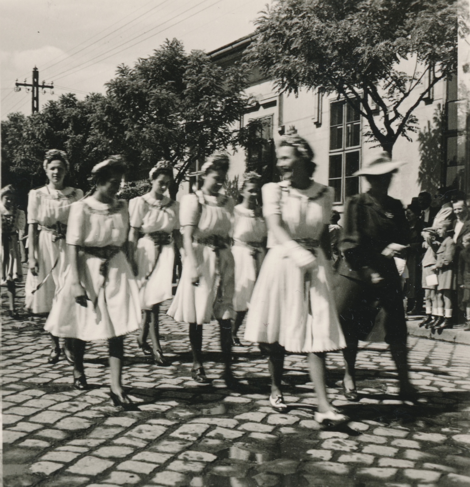 Hungary, Budapest IV., Szent István tér, a felvétel a 14. szám alatti Katolikus Kultúrház előtt készült, háttérben a 13. számú épület a plébánia (mára mindkettőt lebontották)., 1938, Lencsés László, Budapest, Fortepan #156779