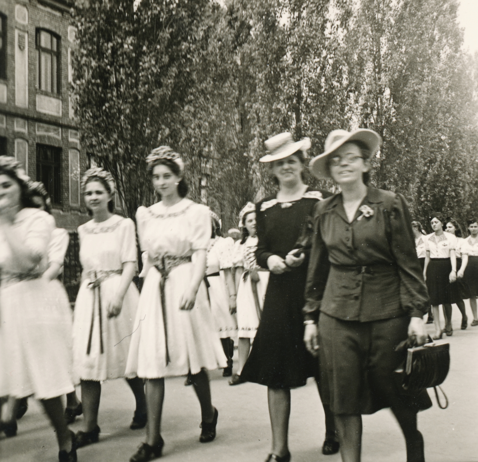 Hungary, Budapest IV., Szent Imre utca, balra az Újpesti Magyar Királyi Állami Fa- és Fémipari Szakiskola (később Budapesti Műszaki Szakképzési Centrum Újpesti Két Tanítási Nyelvű Műszaki Szakgimnáziuma és Szakközépiskolája)., 1938, Lencsés László, Budapest, Fortepan #156782