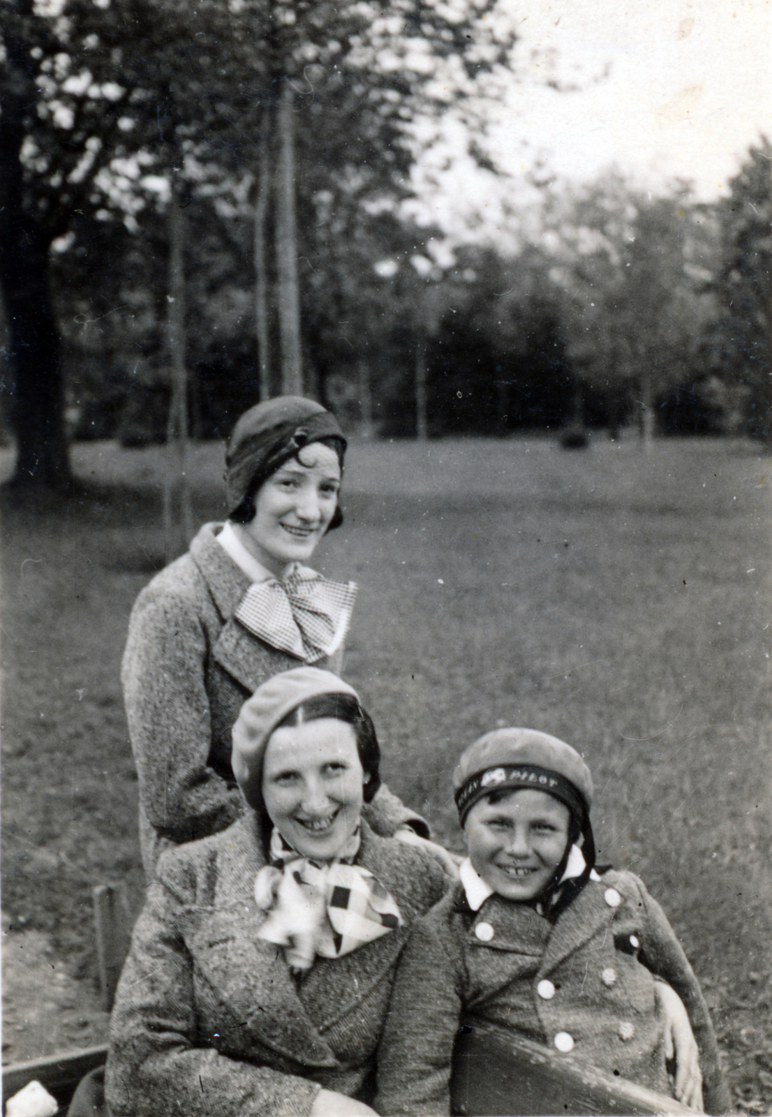 1930, Kinszki Imre, cap, hat, coat, three people, sitting on backrest of a bench, Fortepan #156815