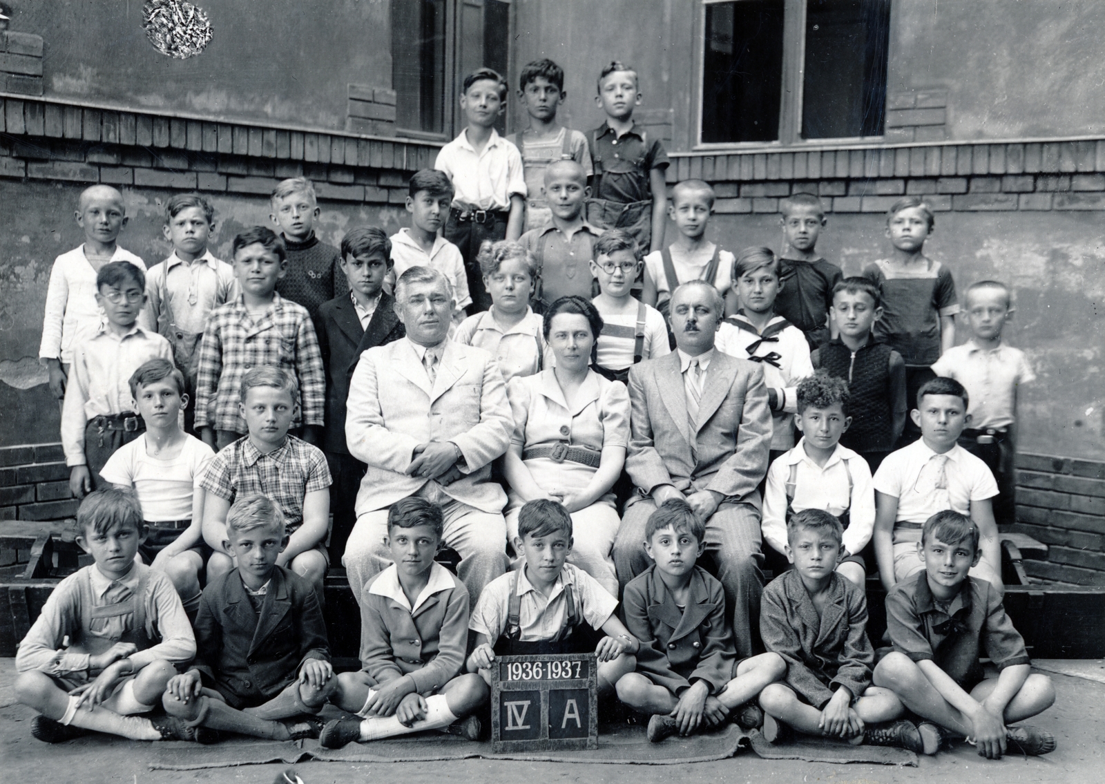 Hungary, Budapest XIV., Angol utca 75. (ekkor 25.), az elemi iskola (később Madách Tánc- és Színművészeti Szakgimnázium és Alapfokú Művészeti Iskola) udvara. Csoportkép egy negyedikes osztályról., 1937, Kinszki Imre, Budapest, class photo, Fortepan #156817