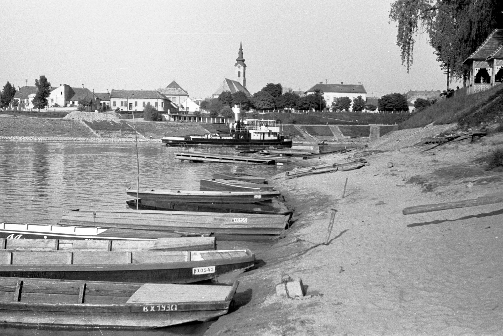 Magyarország, Baja, a Sugovica (Kamarás-Duna) a Petőfi-szigetről nézve, szemben a Szent Péter és Pál apostolok templom., 1968, Márton Gábor, hajó, csónak, vízpart, gőzhajó, Tolna/Rákos/S. T. 9. hajó, Fortepan #15683