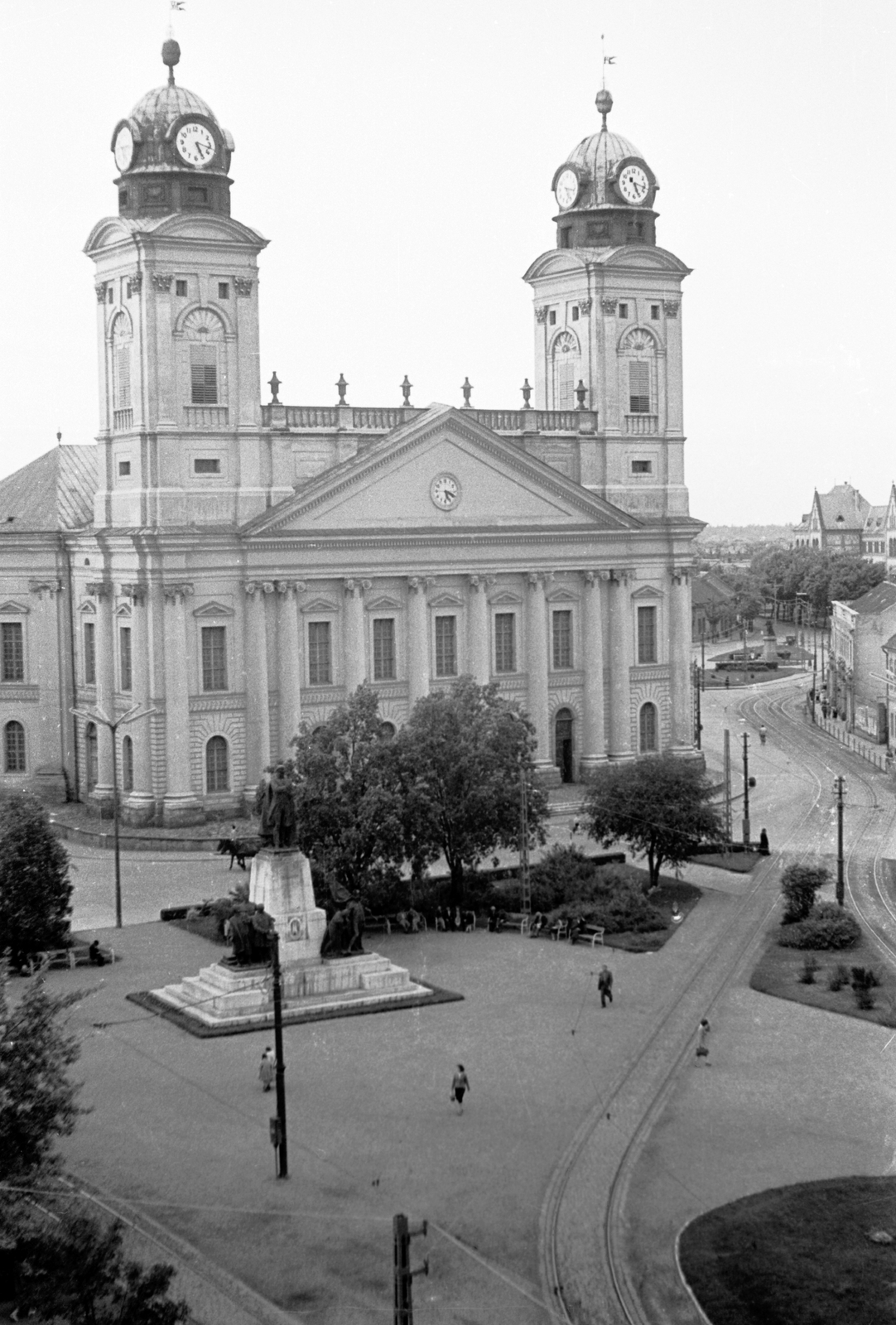 Magyarország, Debrecen, Kossuth tér, Kossuth szoborcsoport és a Református Nagytemplom az Aranybika Szálloda ablakából nézve., 1965, Márton Gábor, szobor, utcakép, klasszicizmus, timpanon, Kossuth Lajos-ábrázolás, szoborcsoport, Rabl Károly-terv, Péchy Mihály-terv, Fortepan #15690