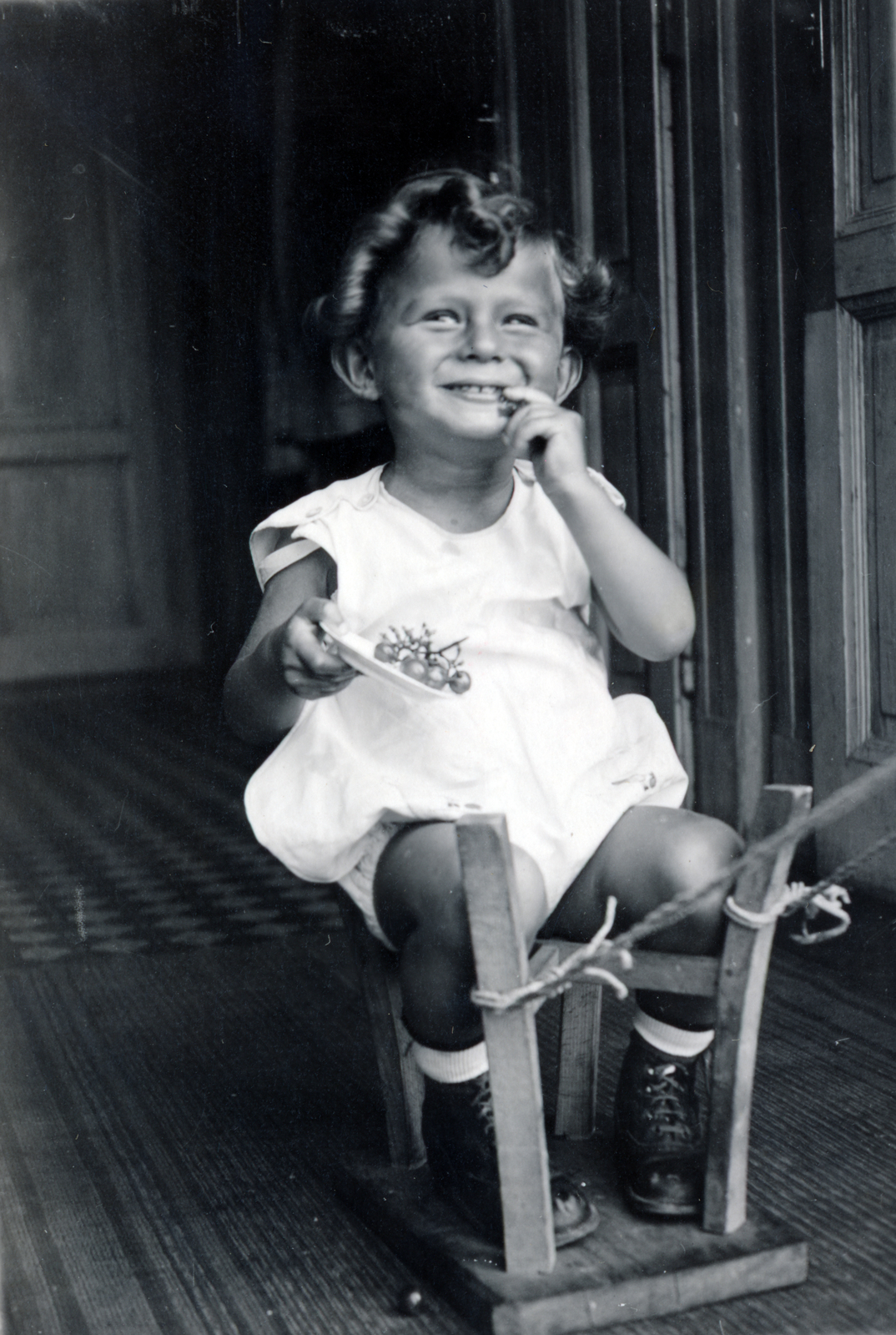 1929, Kinszki Imre, kid, sitting, grape, kid's chair, Fortepan #156952