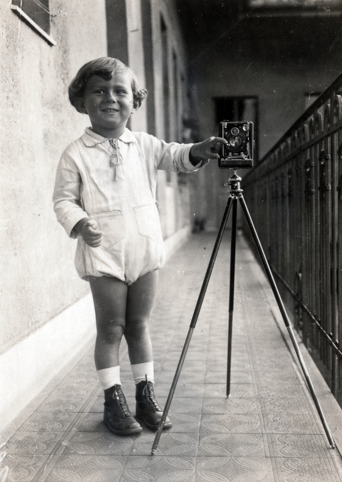 Hungary, Budapest XIV., Róna utca 121., 1930, Kinszki Imre, Budapest, camera, kid, tripod, child labour, Fortepan #157022