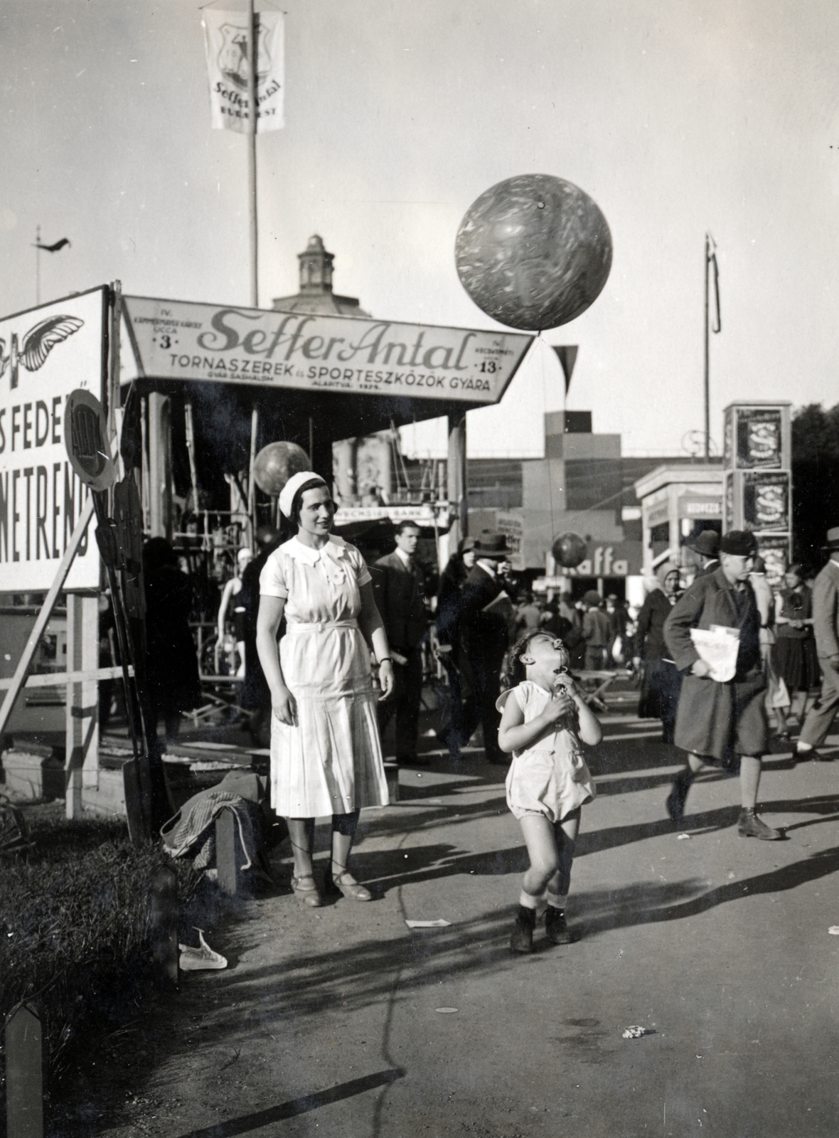 Hungary, Budapest XIV., 1930, Kinszki Imre, Budapest, sports equipment, baloon, kid, Fortepan #157046
