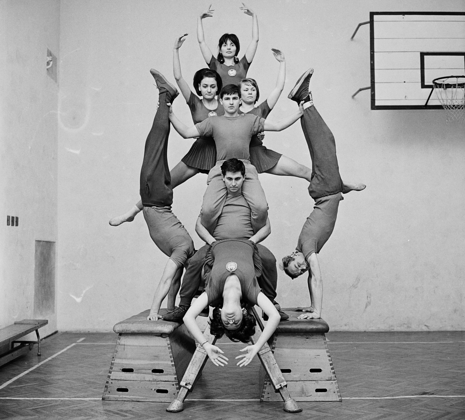 Hungary, Motoros akrobaták tornatermi edzése., 1967, MHSZ, feat, gym, Exercise Equipment, basketball hoop, sitting on the shoulders, handstand, human pyramid, Fortepan #15712