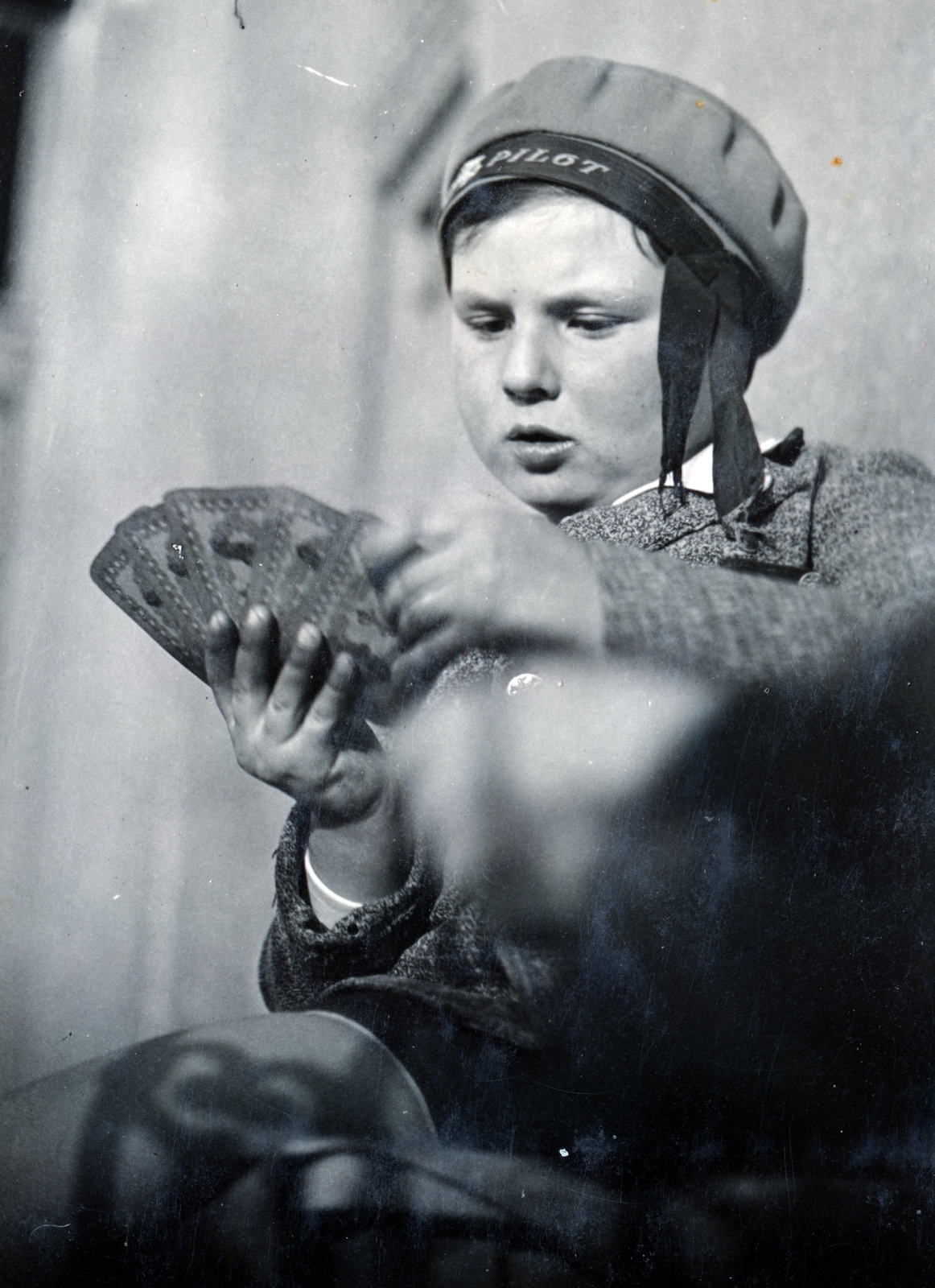 1934, Kinszki Imre, sapka, kézben tartani, kártyajáték, fiú, Fortepan #157164
