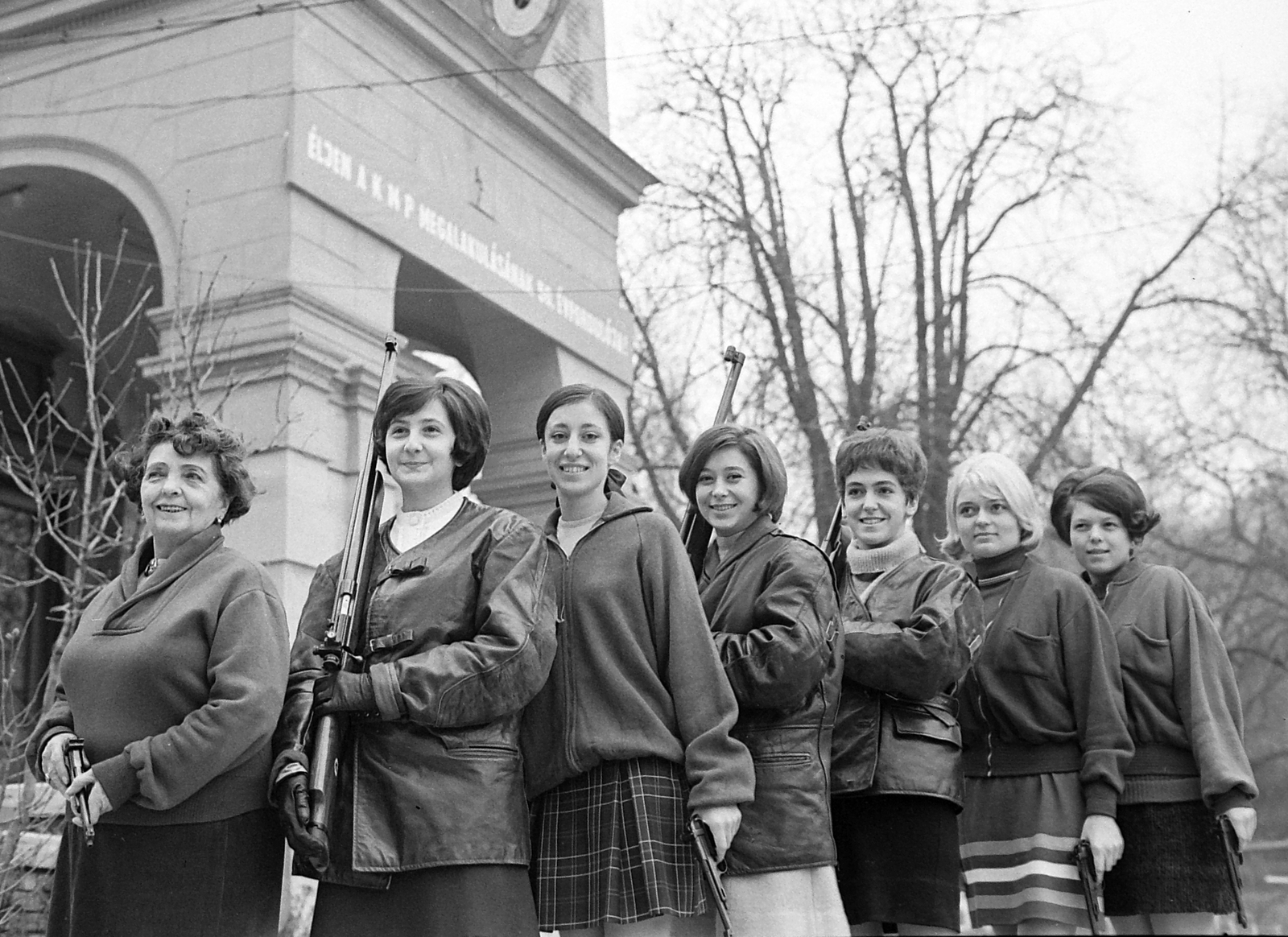 Magyarország, Budapest II., Marczibányi tér 6-7., lőtér. A sor elején Bukova Lajosné (sz. Paris Ila) sokszoros magyar bajnok sportlövő., 1968, MHSZ, sport, fegyver, sportlövő, pisztoly, puska, Budapest, Fortepan #15719