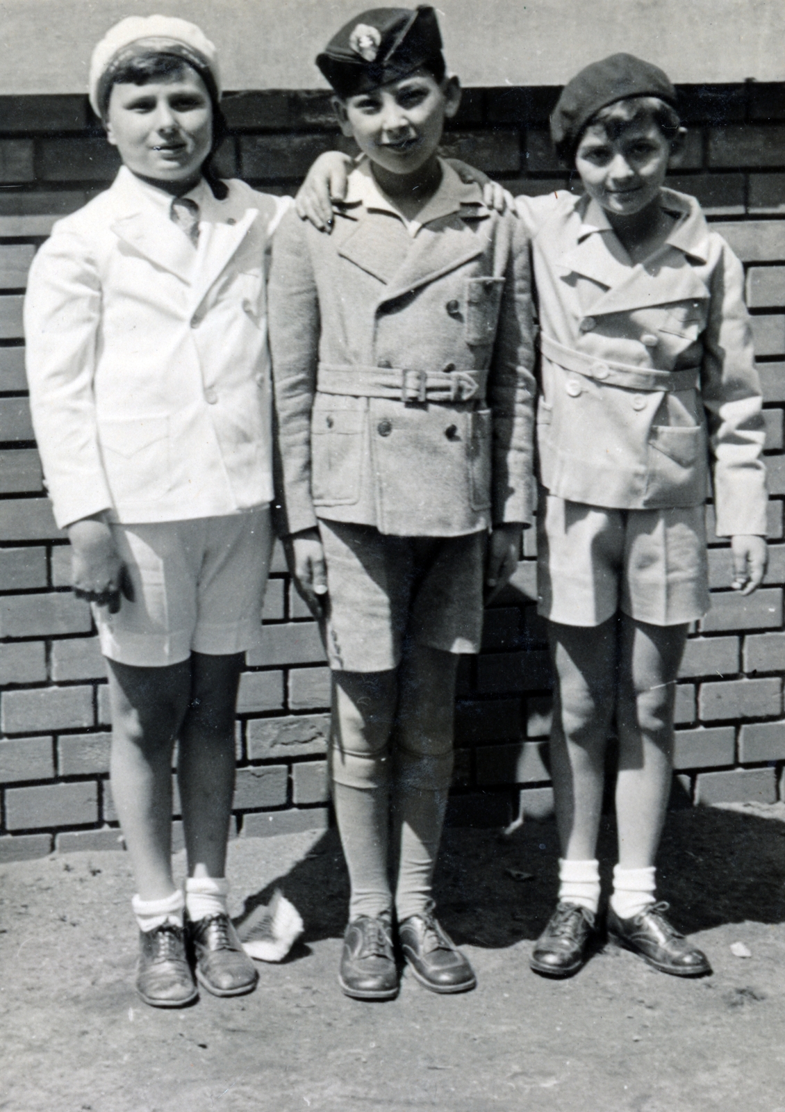 1936, Kinszki Imre, shorts, boys, arms around shoulders, caps, three people, Fortepan #157201