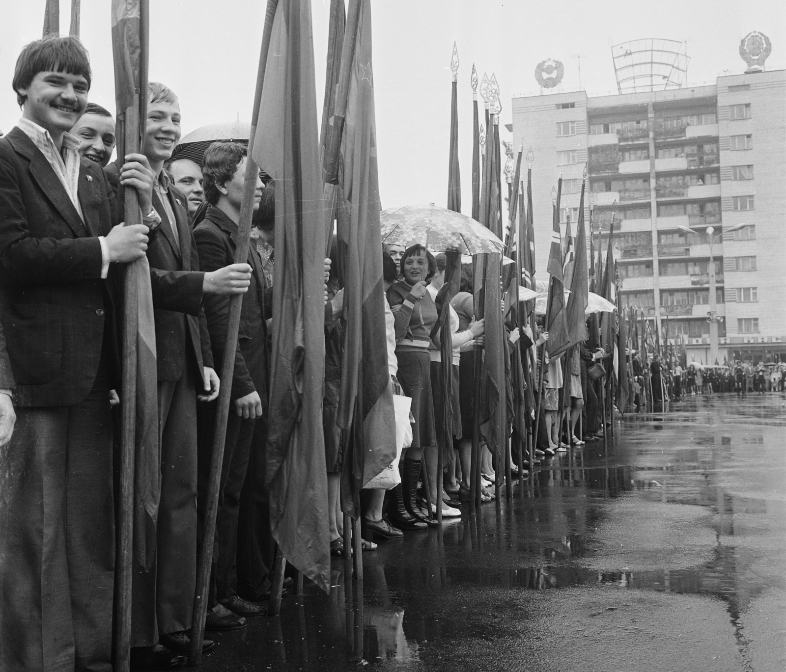 Ukraine, Rivne, Nezsalesznosztyi tér, ünnepség a Linin szobornál., 1977, MHSZ, Soviet Union, flag, festive, Fortepan #15753