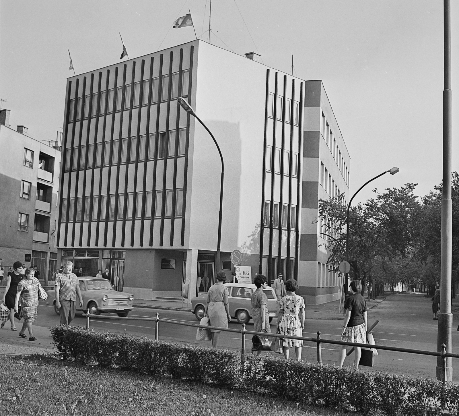 Hungary, Szolnok, MHS (MHSZ) székház a Baross (Beloiannisz) út - Mária (Május 1) út sarkán., 1967, MHSZ, German brand, Trabant-brand, women, street view, genre painting, Hungarian Defense Association, automobile, Fortepan #15756