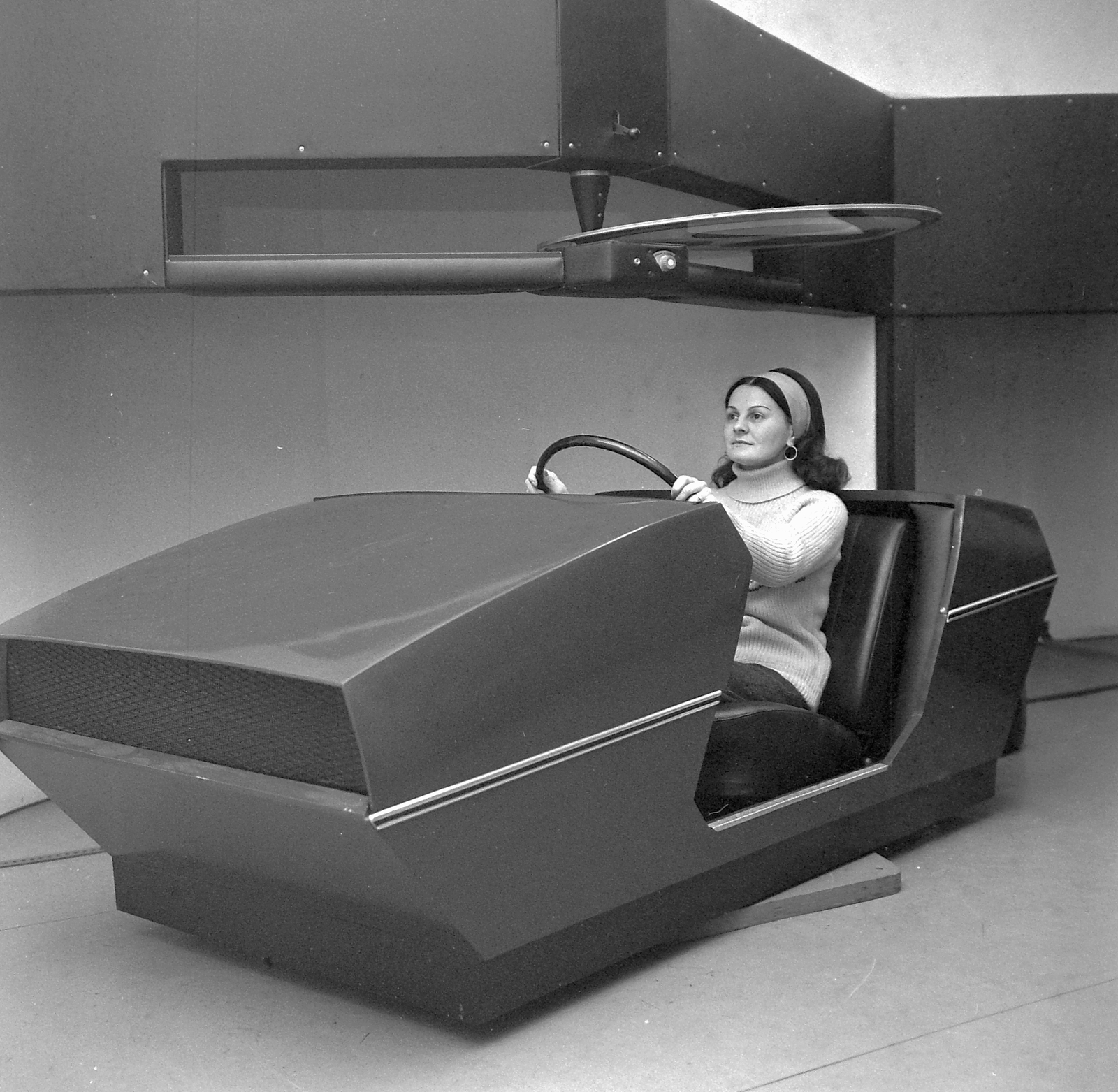 Hungary, Budapest XIII., Dagály utca, MHSZ Gépjárművezető Képző Iskola, Skoda tanpad., 1979, MHSZ, Czechoslovak brand, Skoda-brand, Budapest, girls'n'cars, simulator, Fortepan #15758