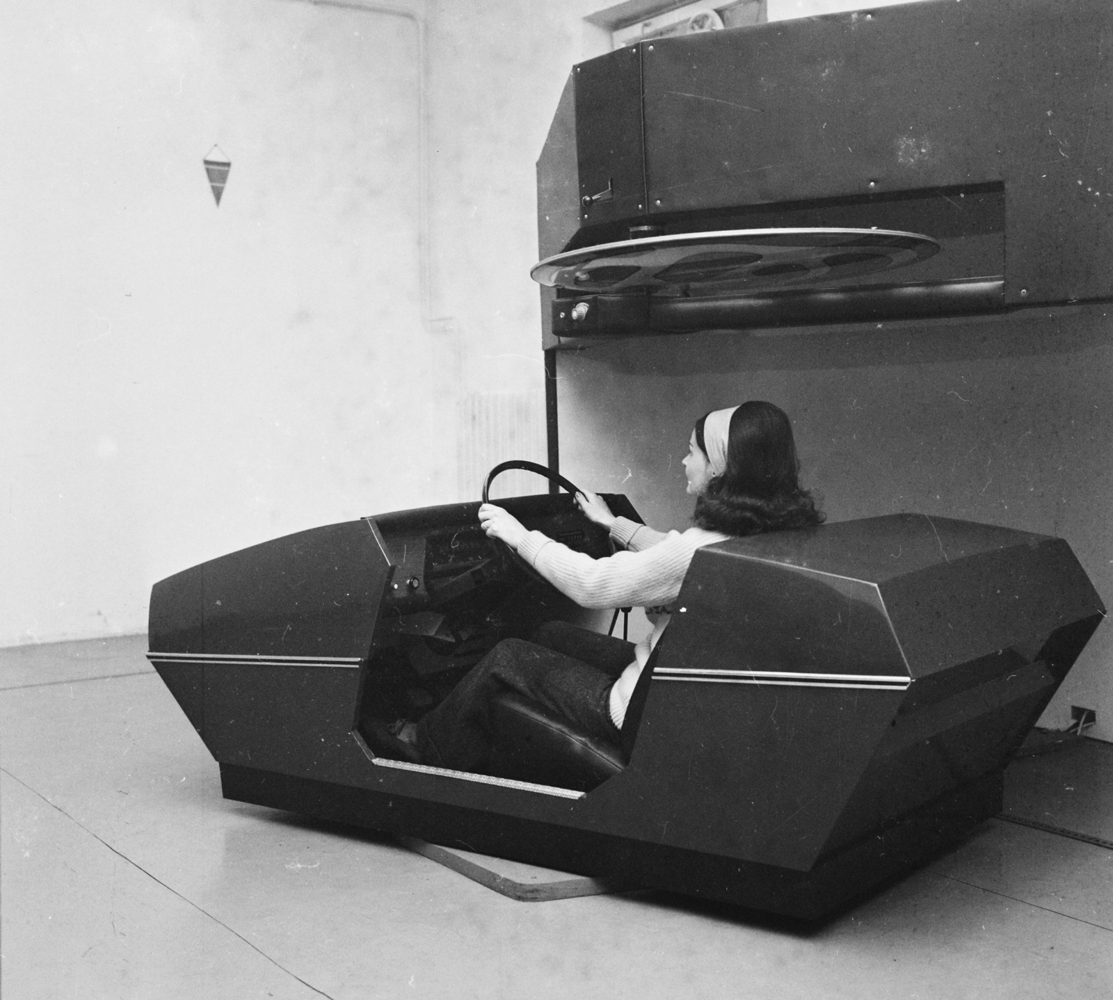Hungary, Budapest XIII., Dagály utca, MHSZ Gépjárművezető Képző Iskola, Skoda tanpad., 1979, MHSZ, Czechoslovak brand, Skoda-brand, Budapest, girls'n'cars, simulator, Fortepan #15759