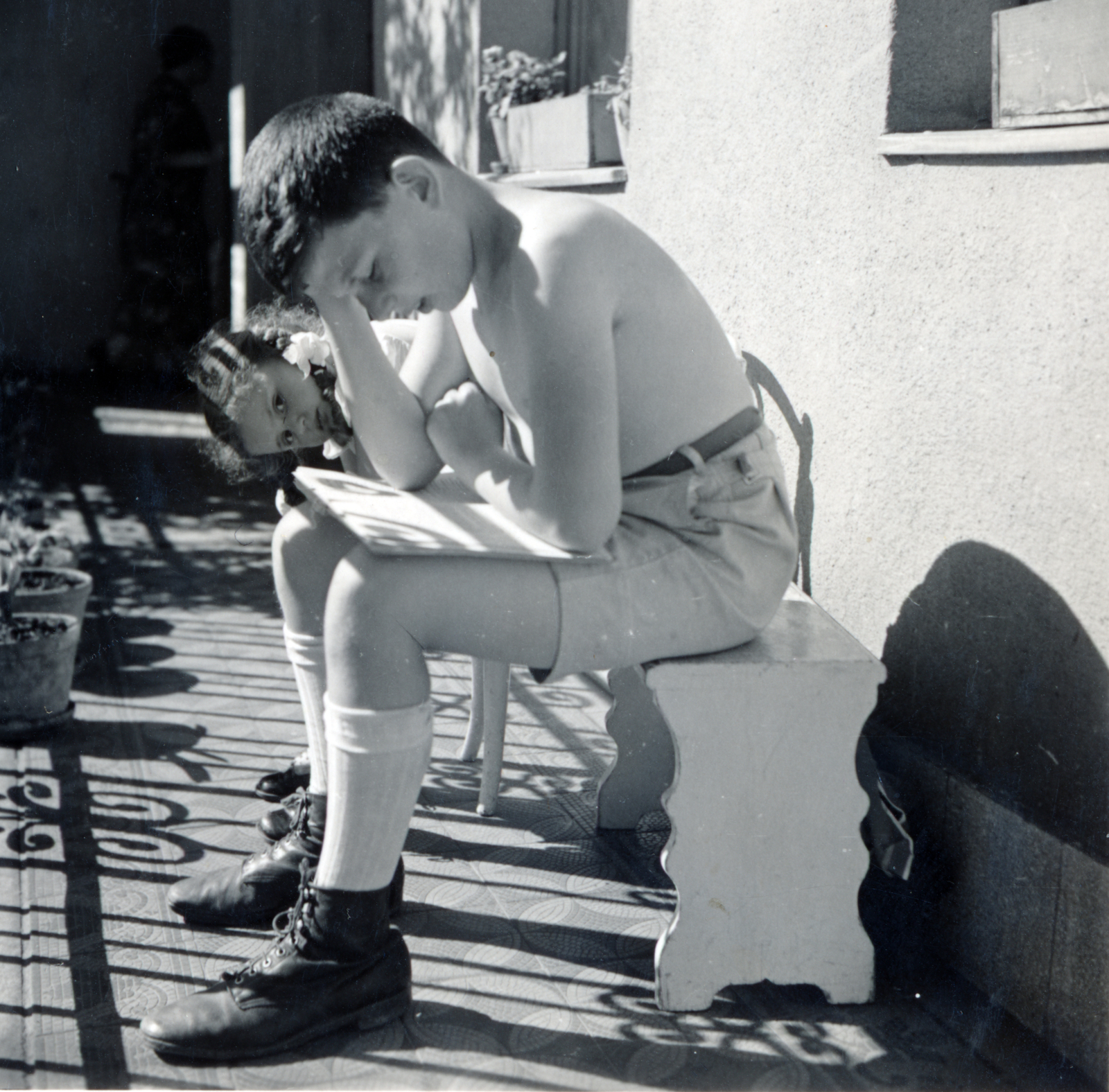 Hungary, Budapest XIV., Róna utca 121., 1938, Kinszki Imre, Budapest, footstool, reading, brothers, Fortepan #157610