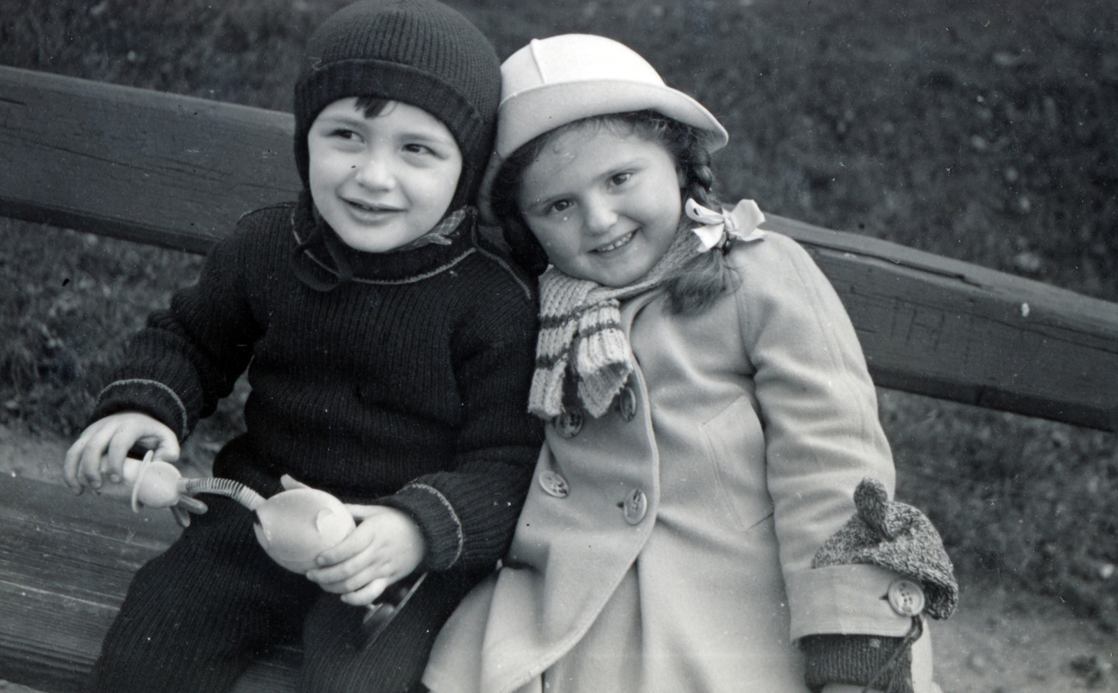 1939, Kinszki Imre, kids, ribbon, girl, scarf, double-breasted coat, cap, hat, kid, Fortepan #157676