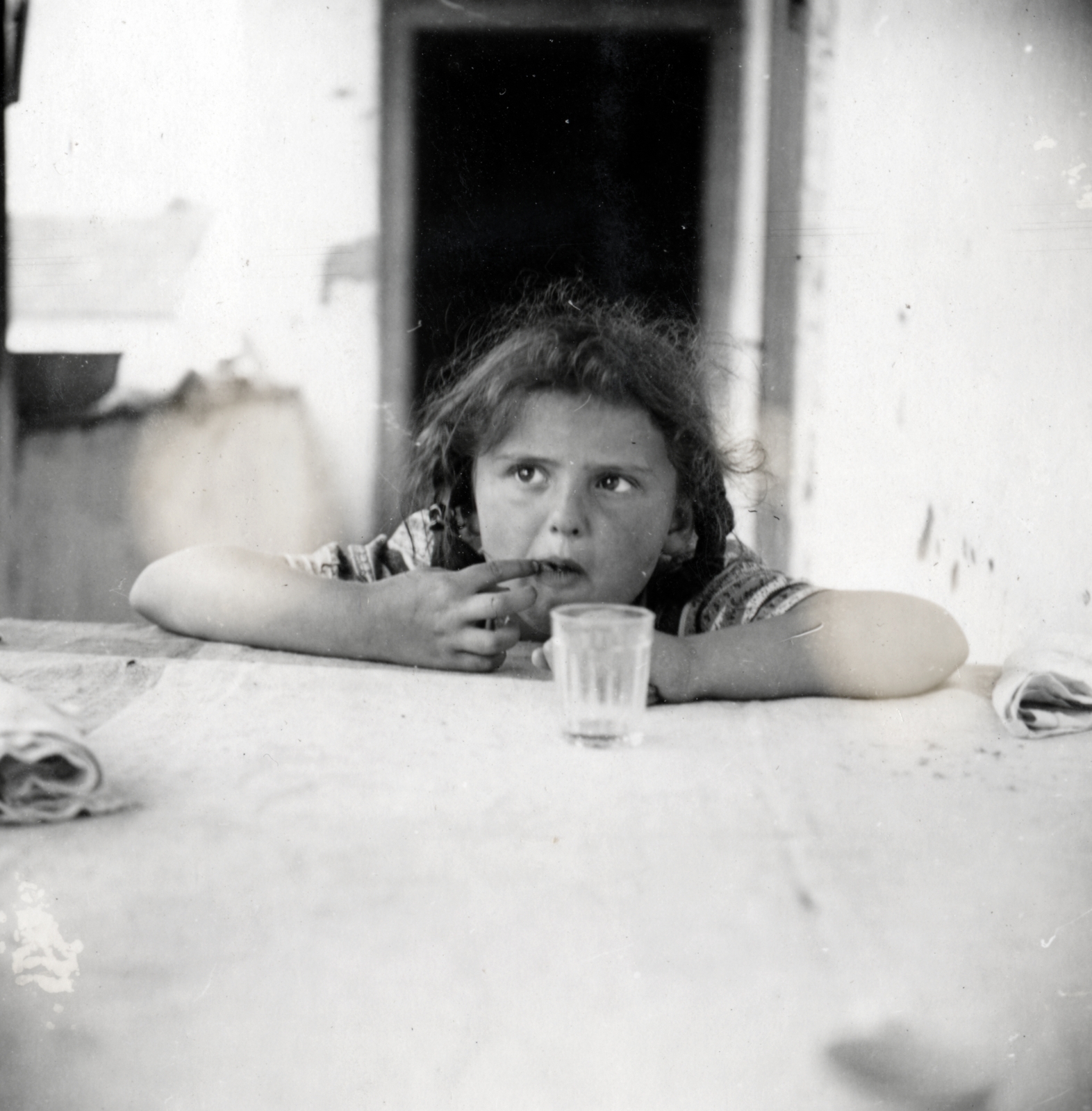 Slovakia, Santău, Hévmagyarád (ekkor önálló, ma a község része)., 1941, Kinszki Imre, girl, glass, grimace, Fortepan #157742