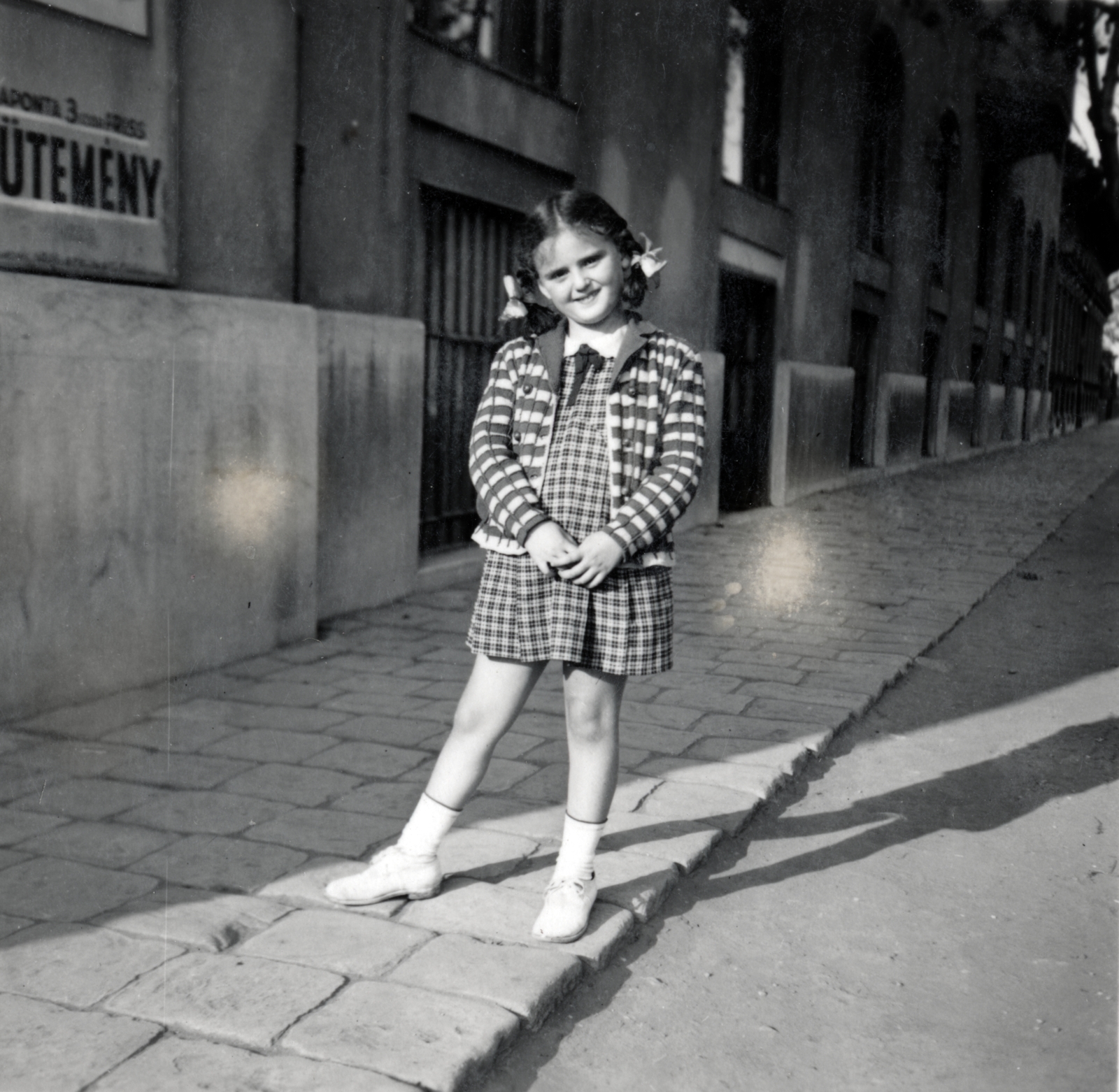 Hungary, Budapest XIV., Szugló utca a Róna utca felől., 1941, Kinszki Imre, girl, kid, Budapest, checked dress, Fortepan #157744