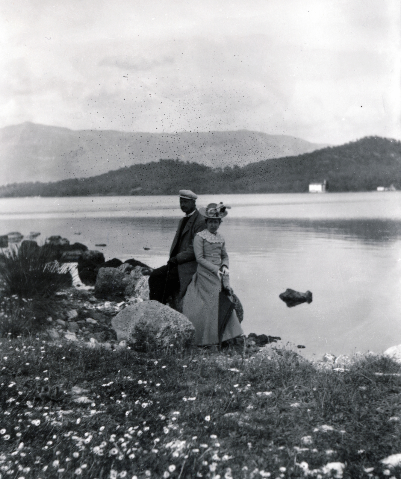 Greece, Corfu, kilátás a Gouvia-öbölből, körülbelül a Velencei arzenál nevű egykori hajógyár romjai elől, háttérben az Ypapanti kápolna., 1900, Zichy, lake, shore, couple, shore, Fortepan #157865