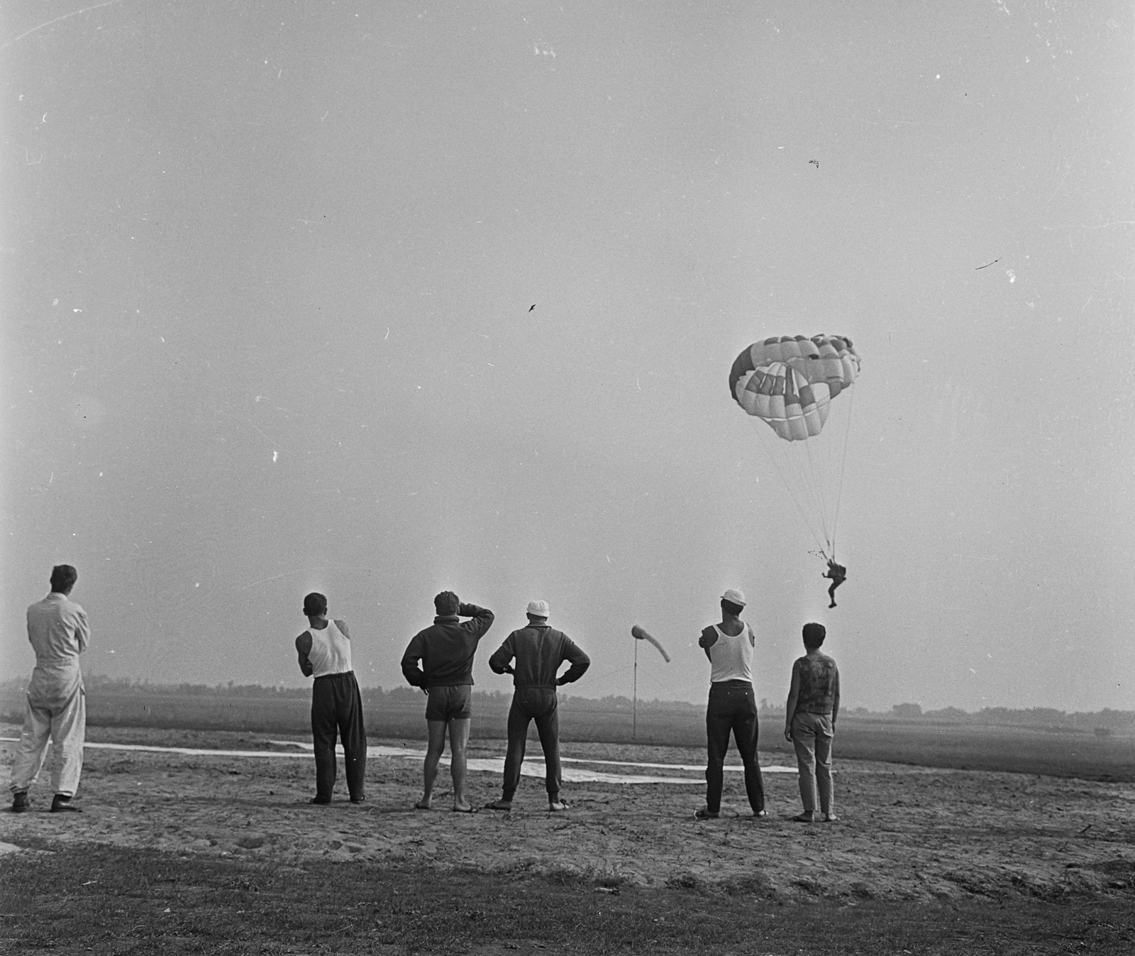 Hungary, Miskolc, repülőtér, ejtőernyős országos bajnokság., 1967, MHSZ, parachute, Fortepan #15789