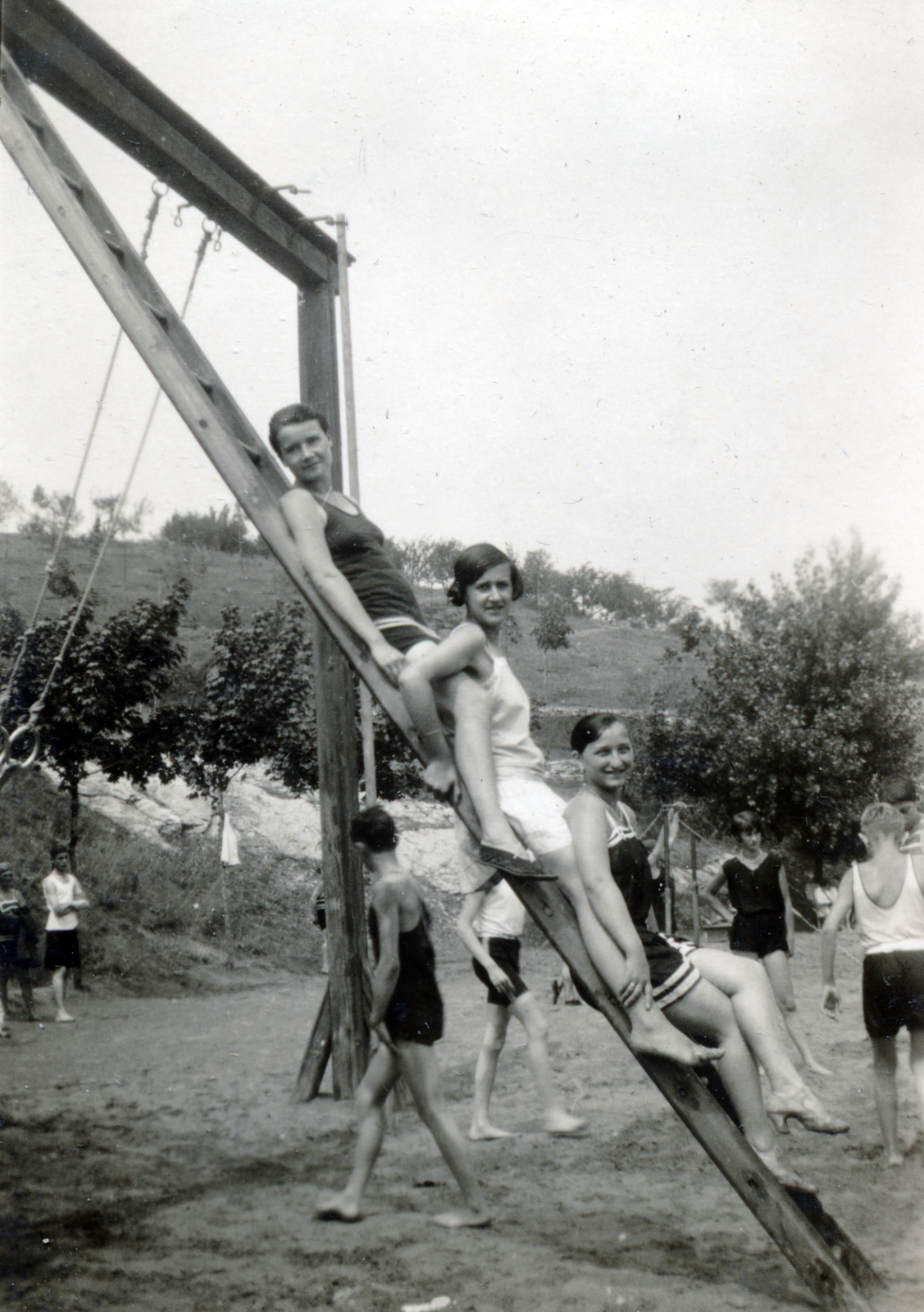 1928, Preisich család, sitting on a ladder, girls, Fortepan #157907