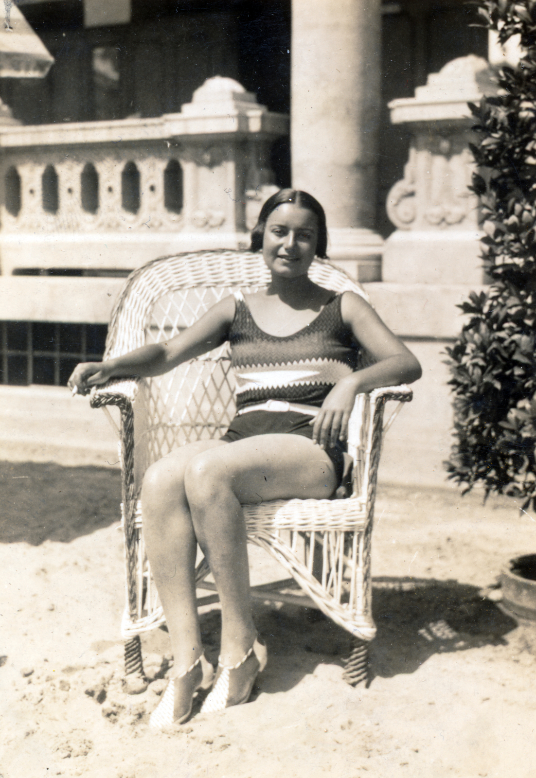 Hungary, Budapest XIV., Széchenyi fürdő., 1927, Preisich család, Budapest, wicker chair, bathing suit, girl, Fortepan #157909