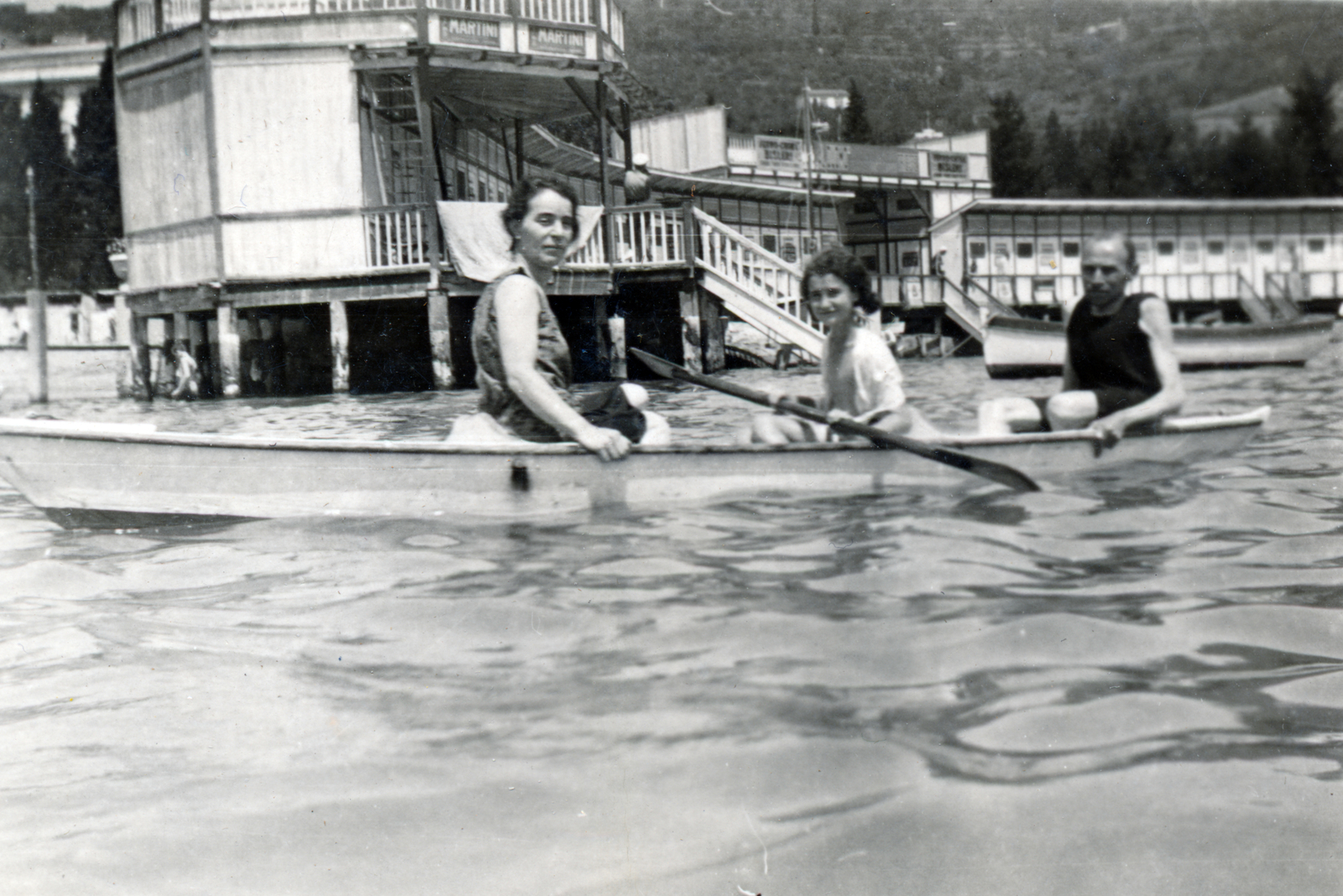 Slovenia, Portorož, tengerpart, strand, a csónakban jobbra Dr. Preisich Kornél gyermekorvos., 1928, Preisich család, boating, beach, Fortepan #157914