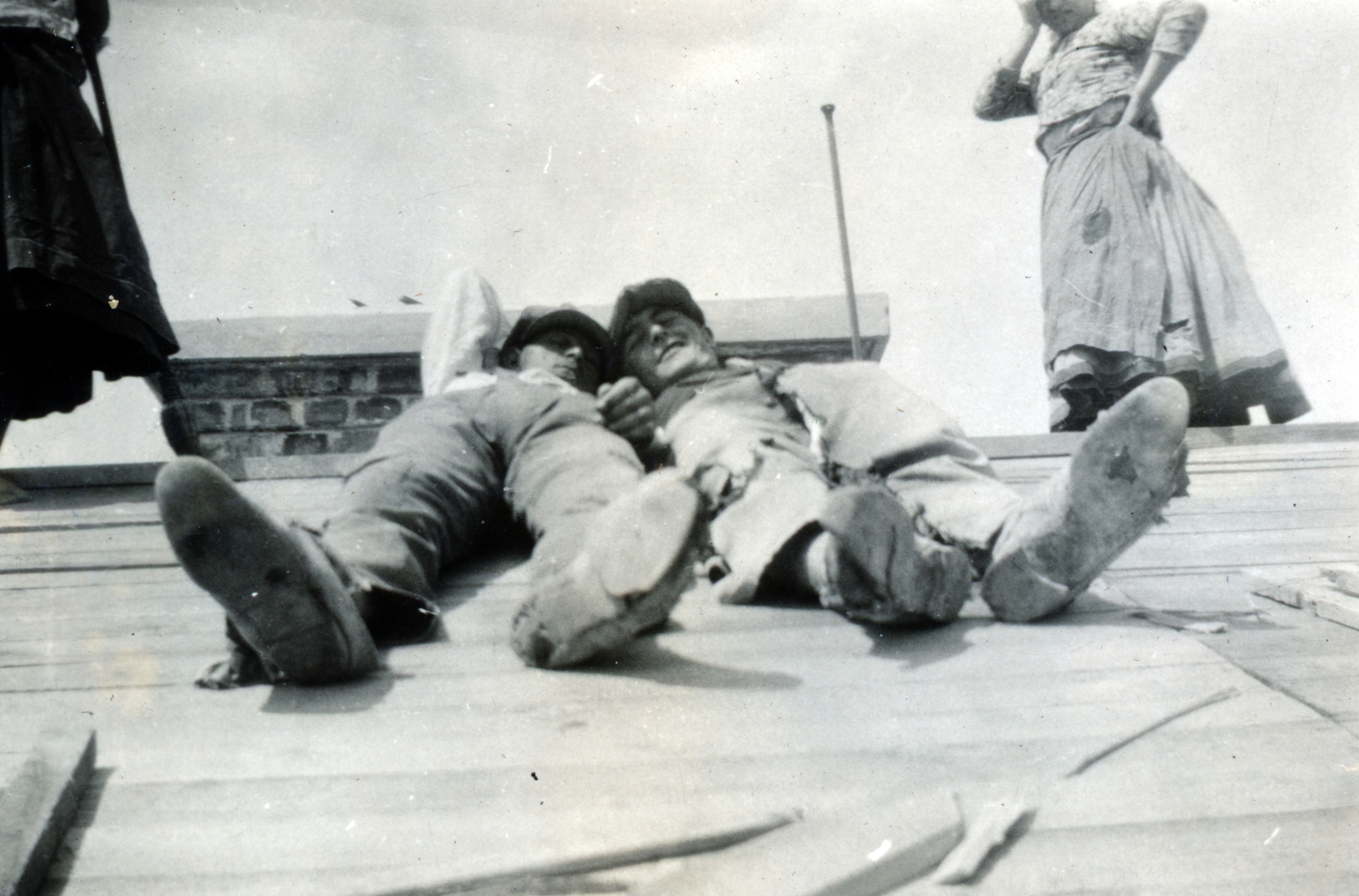 Hungary, Budapest XIV., a Hungária körút 198. számú ház építkezése., 1928, Preisich család, Budapest, worker, roof, relaxation, Fortepan #157919