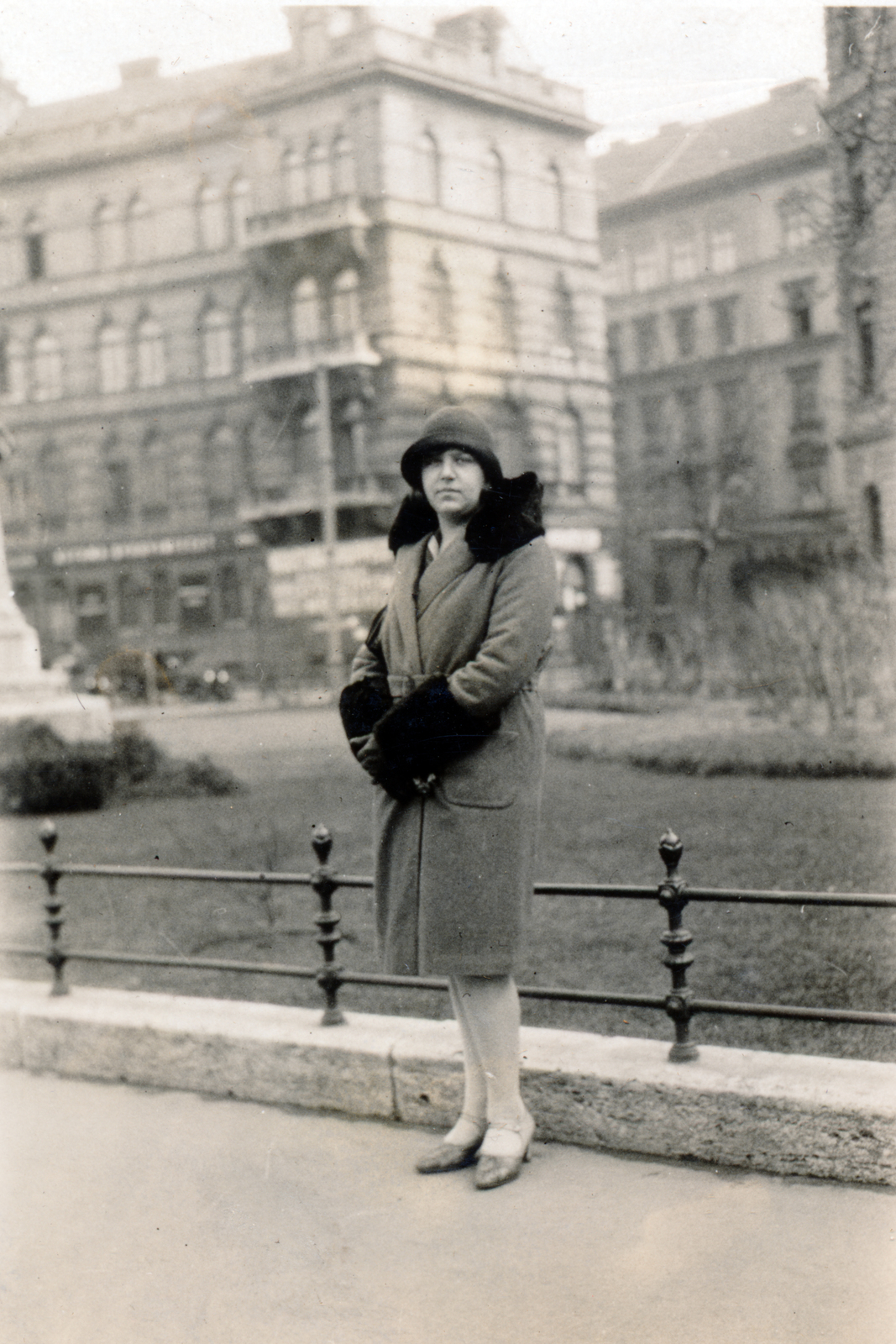 Hungary, Budapest VI., Kodály körönd (Körönd), háttérben a Felső erdősor., 1926, Preisich család, Budapest, hat, lady, coat, fur, Fortepan #157927