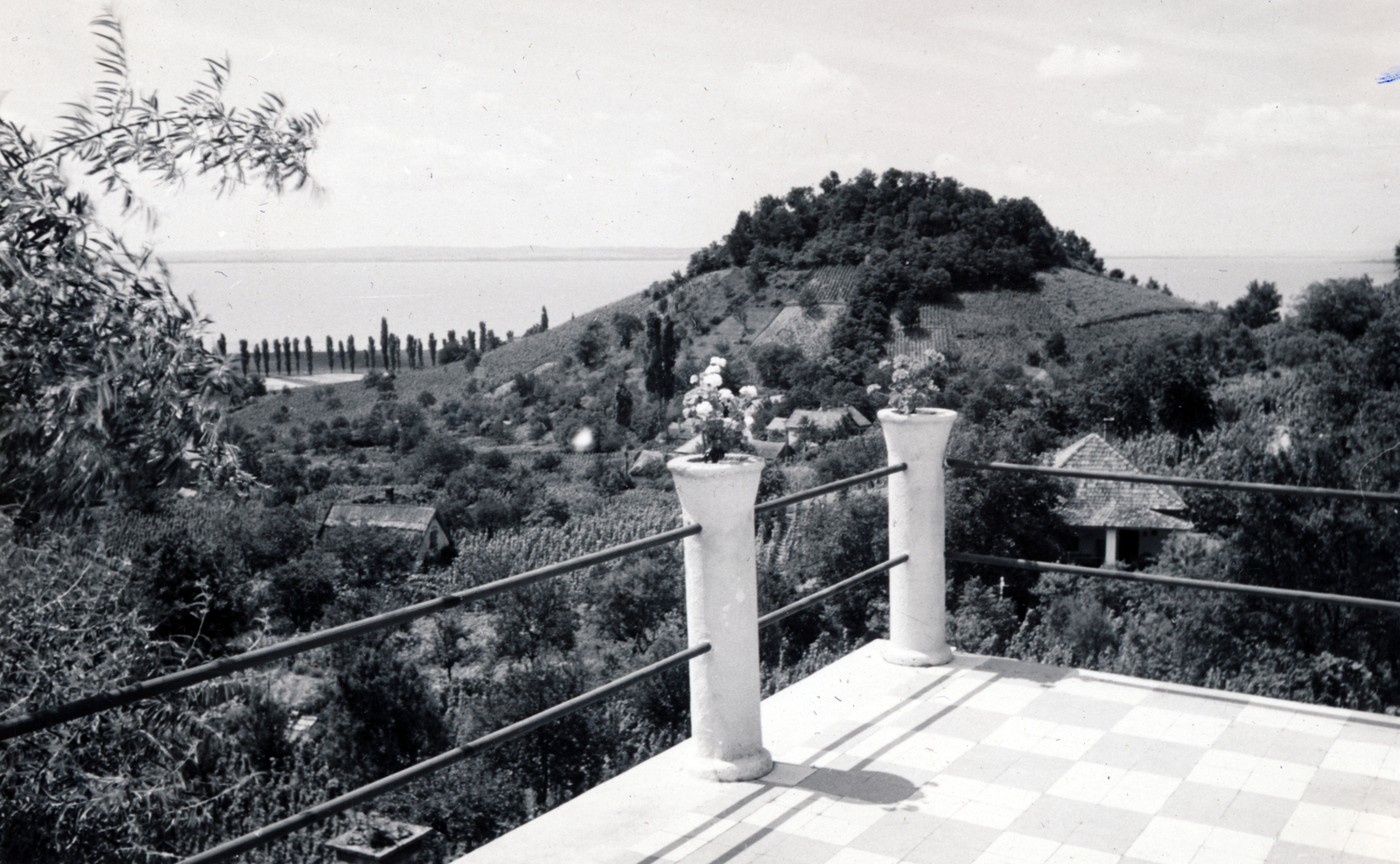 Hungary,Lake Balaton, Szigliget, Kamonkői utca 40., egykor Farkas István festőművész villája., 1953, Preisich család, picture, terrace, lake, Fortepan #157942