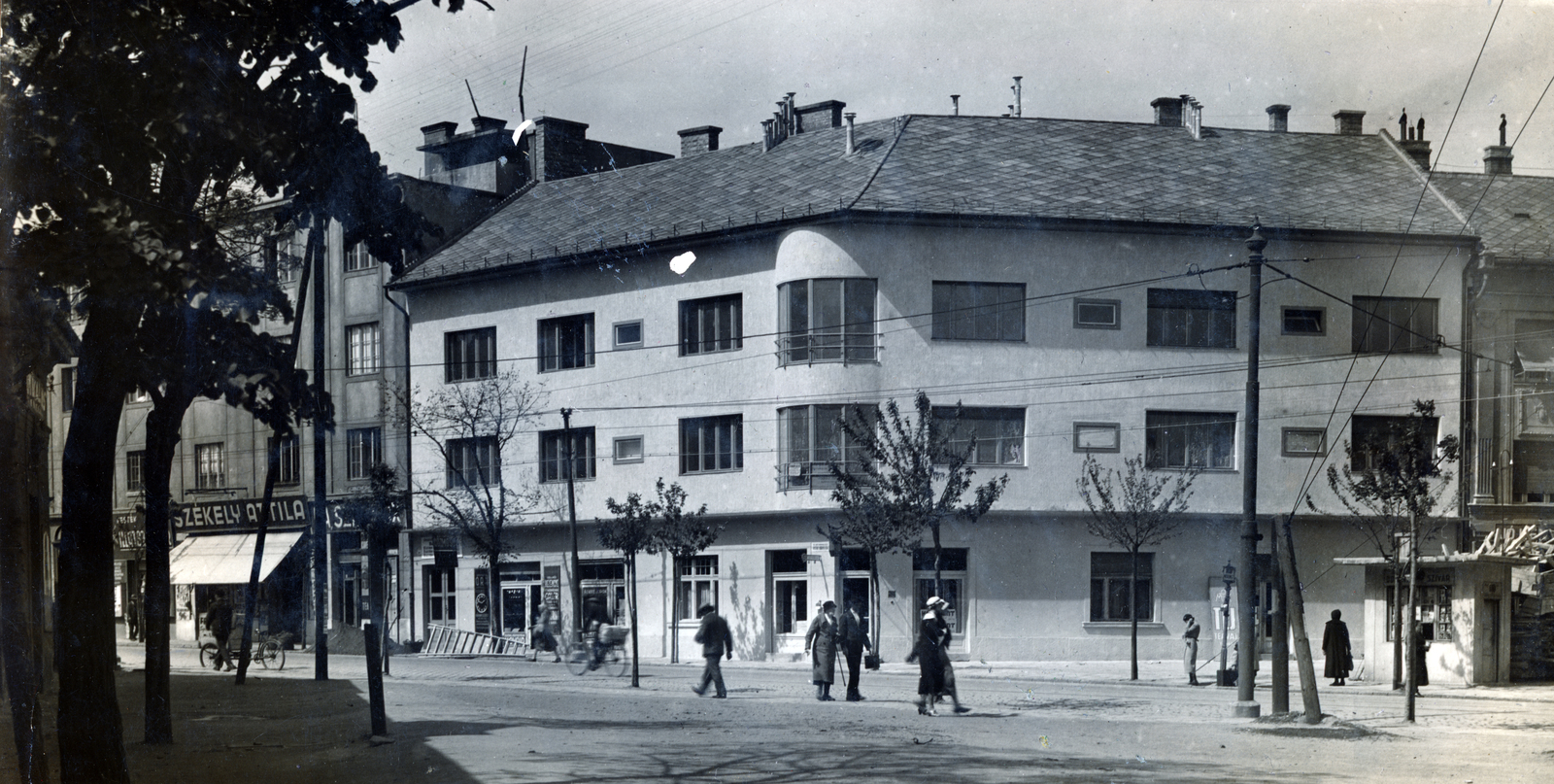 Magyarország, Budapest XIV., az Erzsébet királyné útja 30/b számú ház a Nagy Lajos király útja (Hajtsár út) kereszteződésénél., 1933, Preisich család, Budapest, kerékpár, tricikli, Fortepan #157951