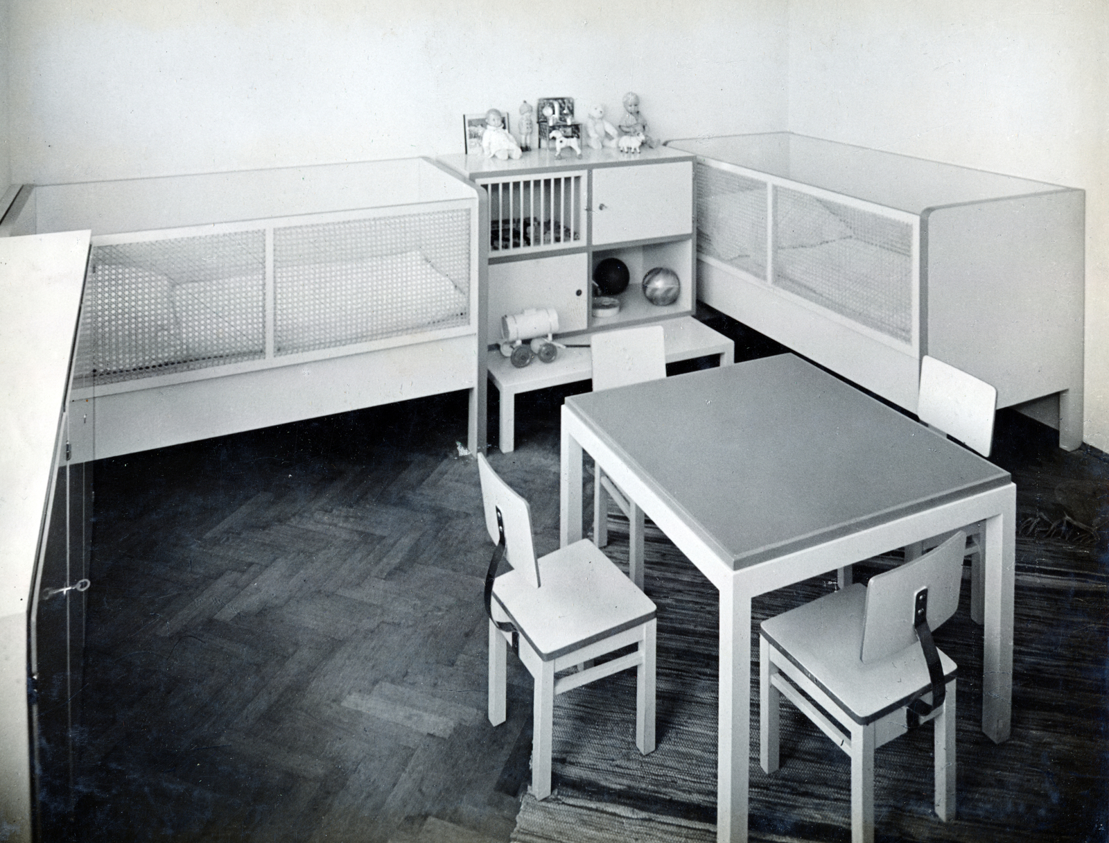 Hungary, Balatonföldvár, Bethlen Gábor utca 30., 1937, Preisich család, kids beds, parquet floor, toy doll, Gábor Preisich-design, Fortepan #157966