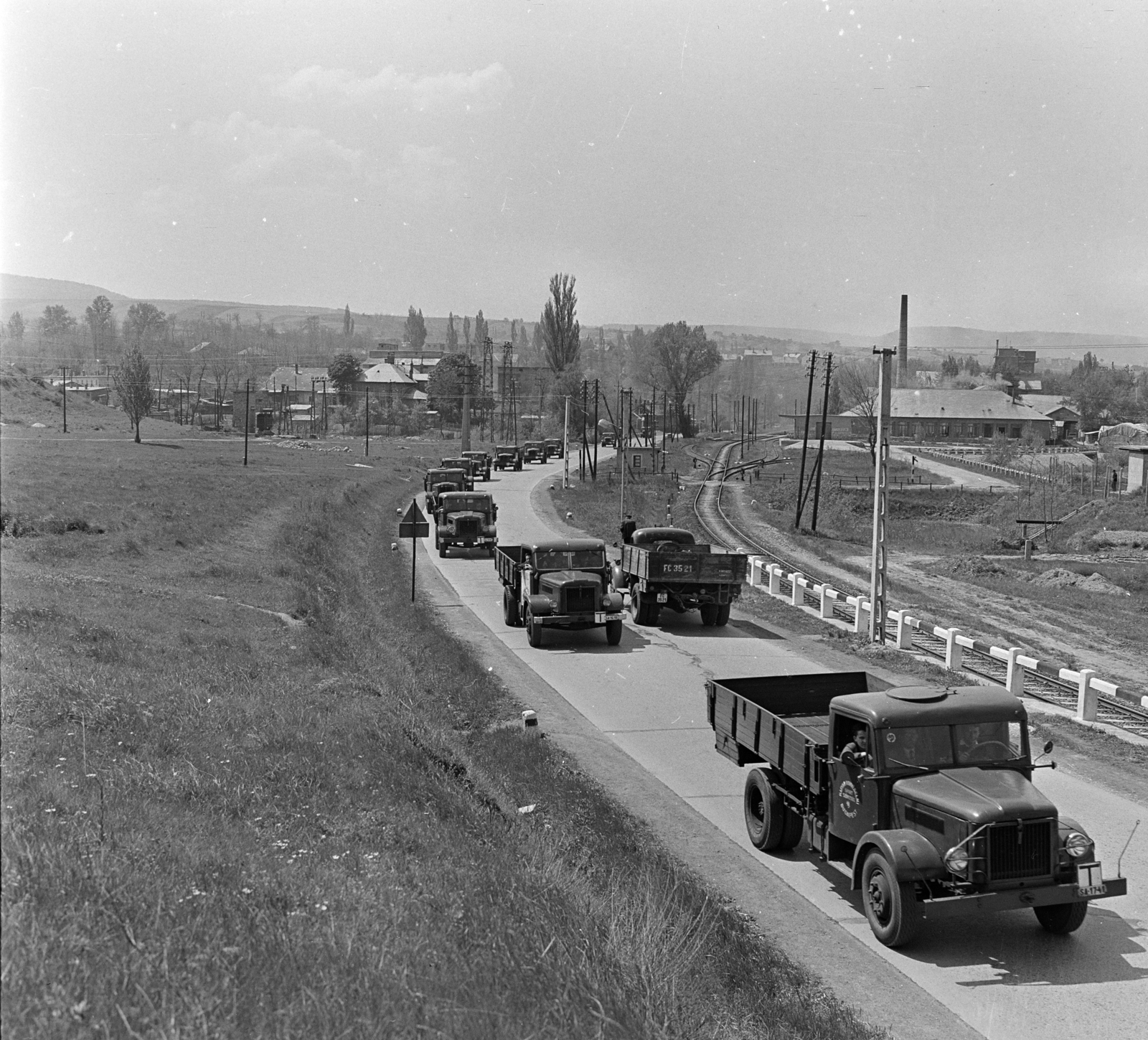 Magyarország, Nyergesújfalu, nyugati településrész, MHSz tanuló vezetők tehergépkocsi oszlopa a Sánc-hegyi kanyarban., 1965, MHSZ, vasút, magyar gyártmány, oktatás, teherautó, Csepel-márka, légvezeték, országút, Csepel D-352, Fortepan #15797