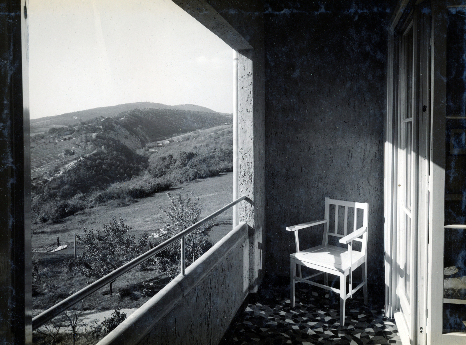 Hungary, Budapest XI., kilátás egy Arató utcai házból, szemben az Ördög-orom és a Farkas-völgy., 1937, Preisich család, Budapest, chair, loggia, Fortepan #157973