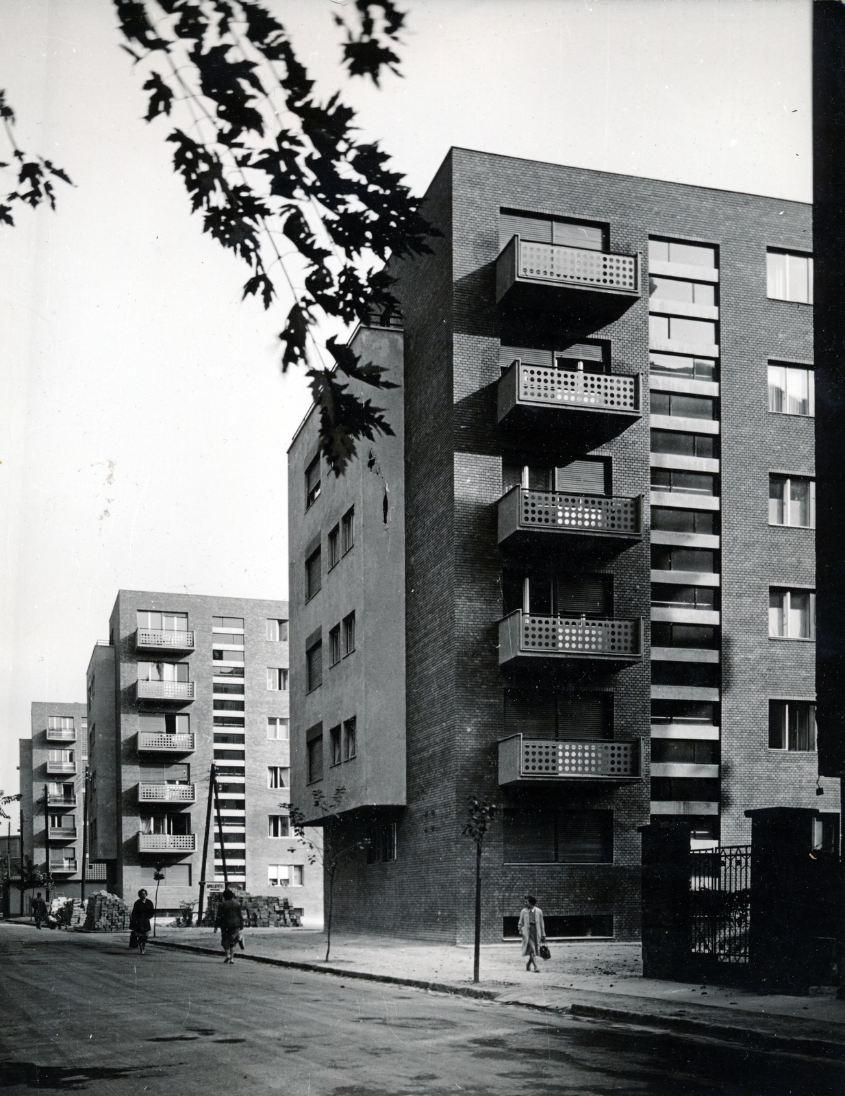 Hungary, Budapest XI., Lágymányosi utca a Stoczek József (Stoczek) utca irányába nézve., 1959, Preisich család, Budapest, balcony, blocks, Fortepan #157989