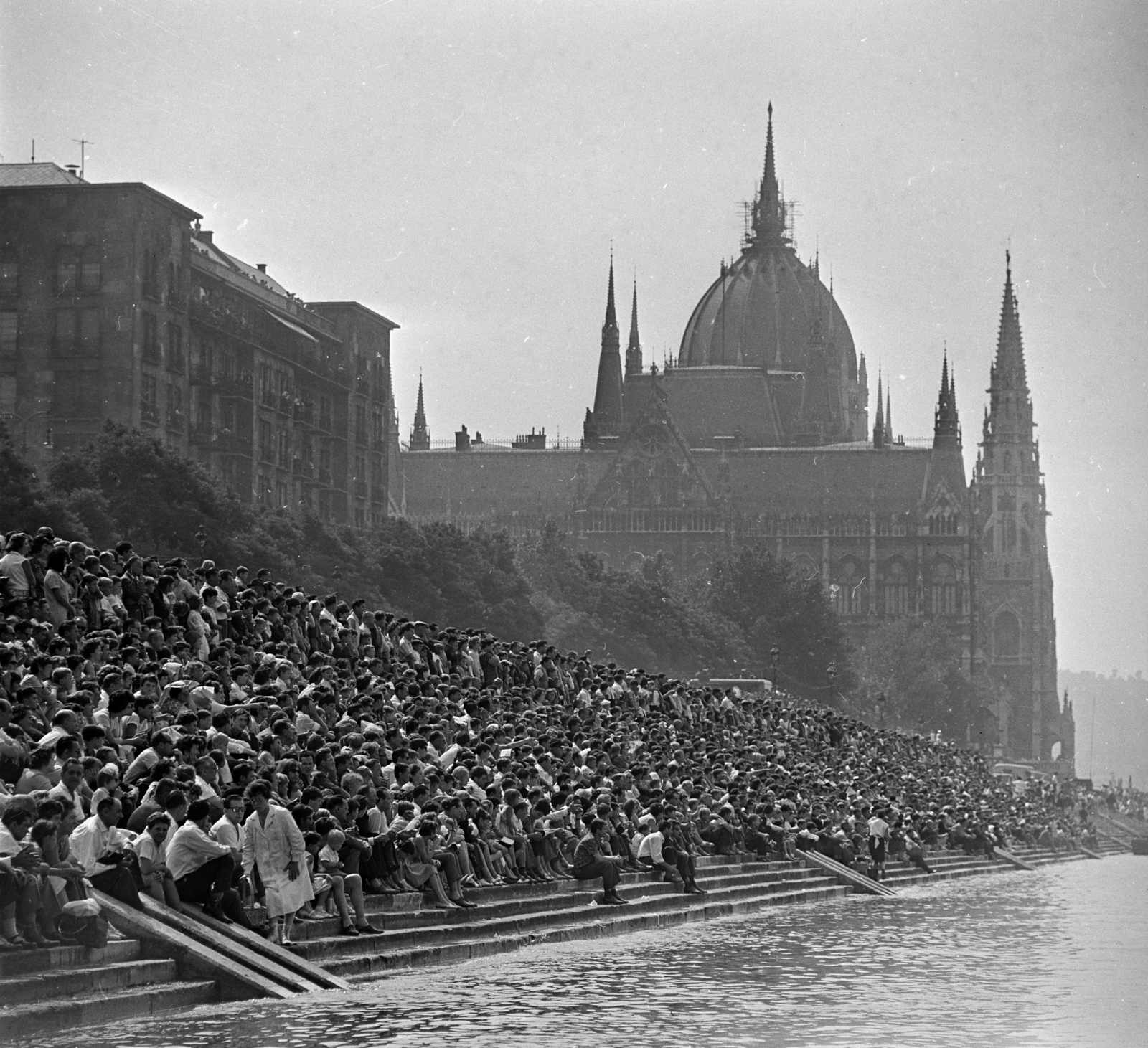 Magyarország, Budapest, augusztus 20-i vízi és légiparádé, háttérben a Parlament., 1965, MHSZ, közönség, Steindl Imre-terv, augusztus 20, országház, neogótika, Duna, eklektikus építészet, Fortepan #15799