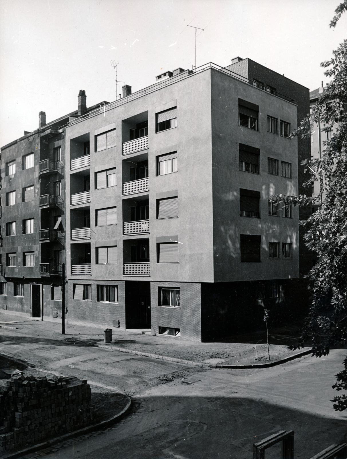 Hungary, Budapest XI., Lágymányosi utca, balra a Saru utca., 1960, Preisich család, Budapest, modern architecture, blocks, Fortepan #158032