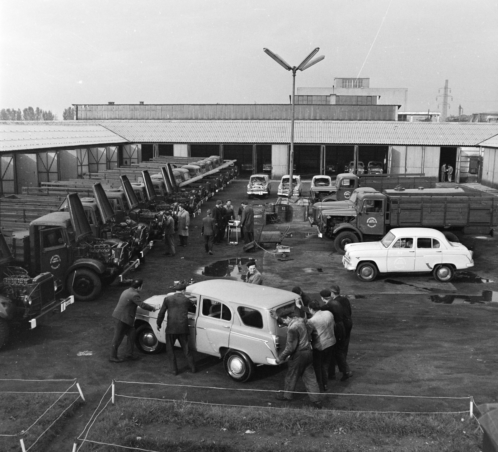 Magyarország, Budapest XIII., Dagály utca 11., MHS (Magyar Honvédelmi Sportszövetség) központi gépjármű telep, Budapesti Gépkocsivezetőképző Iskola., 1964, MHSZ, szovjet gyártmány, teherautó, Moszkvics-márka, Csepel-márka, Moszkvics 423, Moszkvics 407, Csepel B-350/D-350, Budapest, telephely, Fortepan #15805