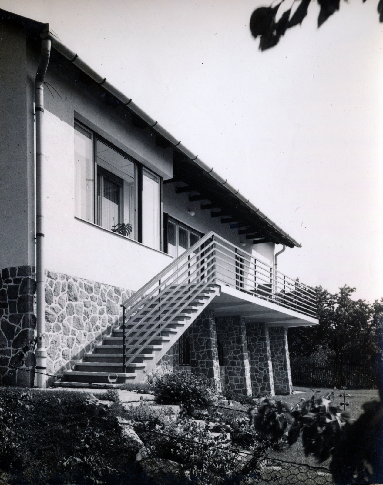 Hungary, Budapest II., Endrődi Sándor utca 18/a, Szilágyi villa., 1943, Preisich család, Budapest, stairs, railing, Fortepan #158064
