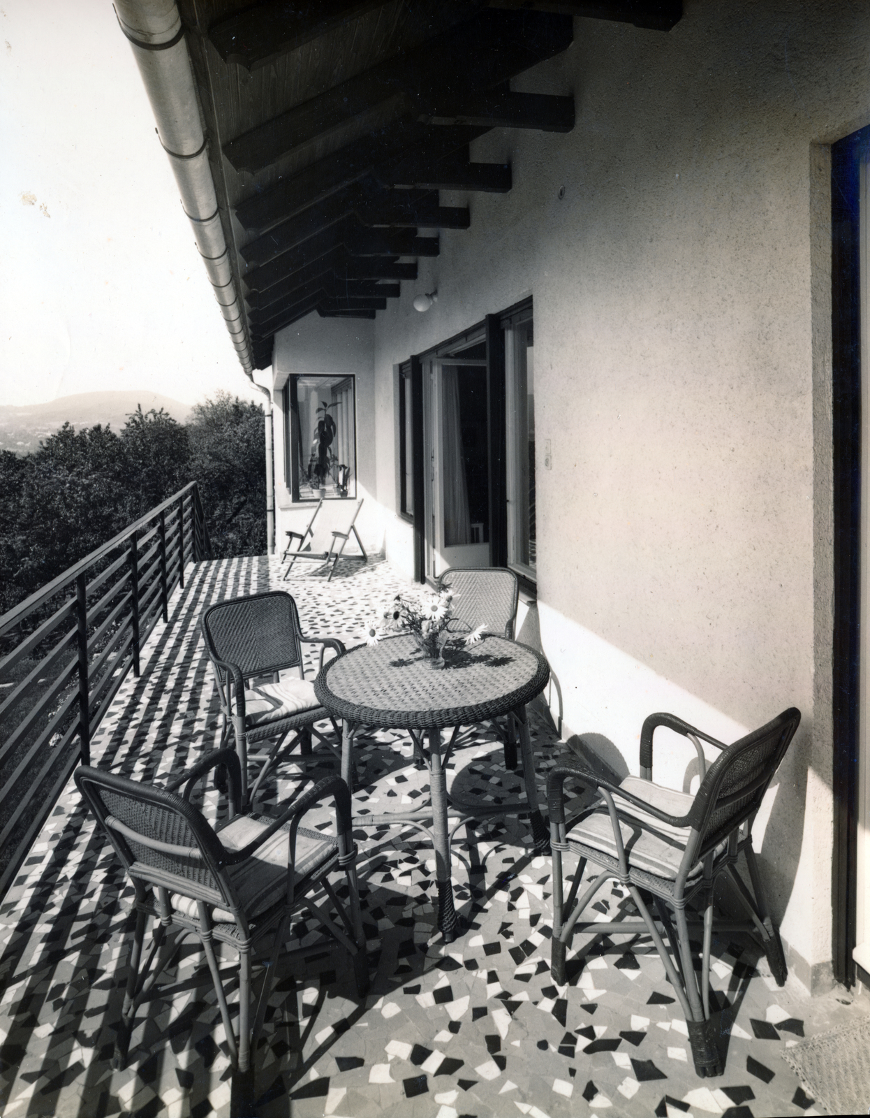 Hungary, Budapest II., Endrődi Sándor utca 18/a, Szilágyi villa., 1943, Preisich család, Budapest, terrace, garden furniture, Fortepan #158067