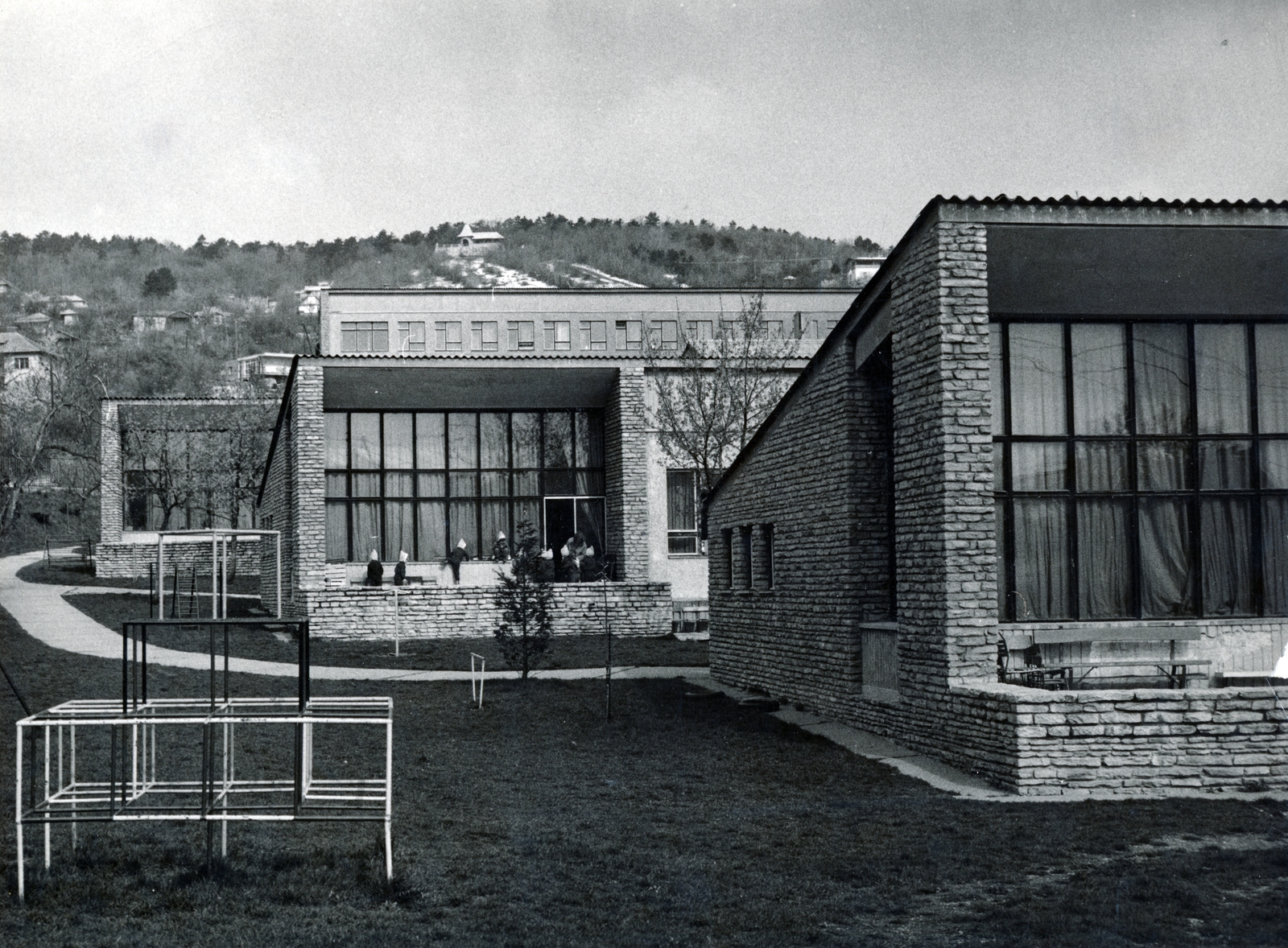 Hungary, Budapest II., Csatárka úti gyermekváros (később Cseppkő Gyermekotthoni Központ)., 1961, Preisich család, Budapest, monkey bar, divided windows, modern architecture, Gábor Preisich-design, Fortepan #158089