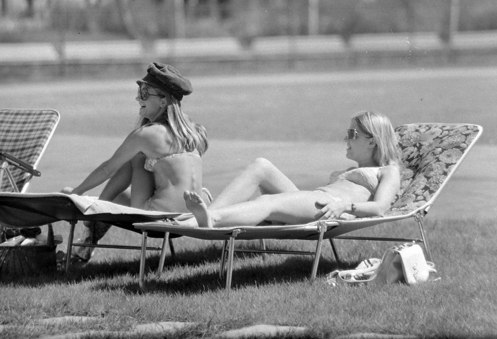 Hungary, Budaörs Airport, Budapest XI., 1976, MHSZ, bathing suit, holiday, women, sunbathe, summer, shades, deck chair, camping furniture, Budapest, Fortepan #15811