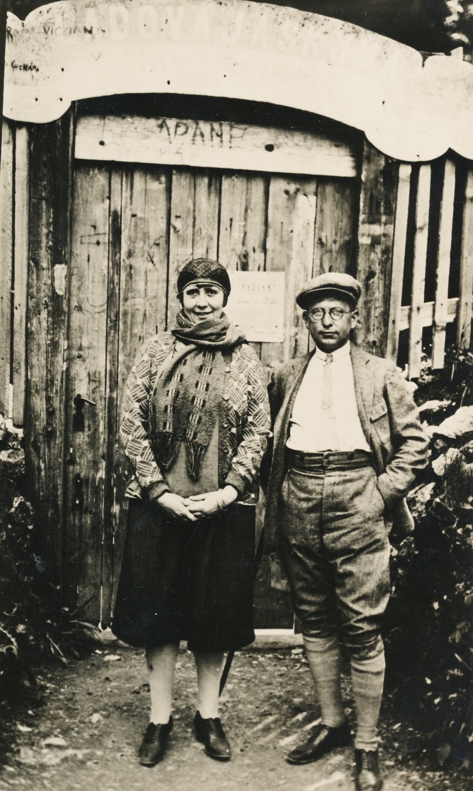 Slovakia, Slovak Paradise National Park, Dobšiná, a Dobsinai-jégbarlang bejárata., 1920, Latin, visor cap, glasses, hands in pockets, puttee, scarf, Fortepan #158228