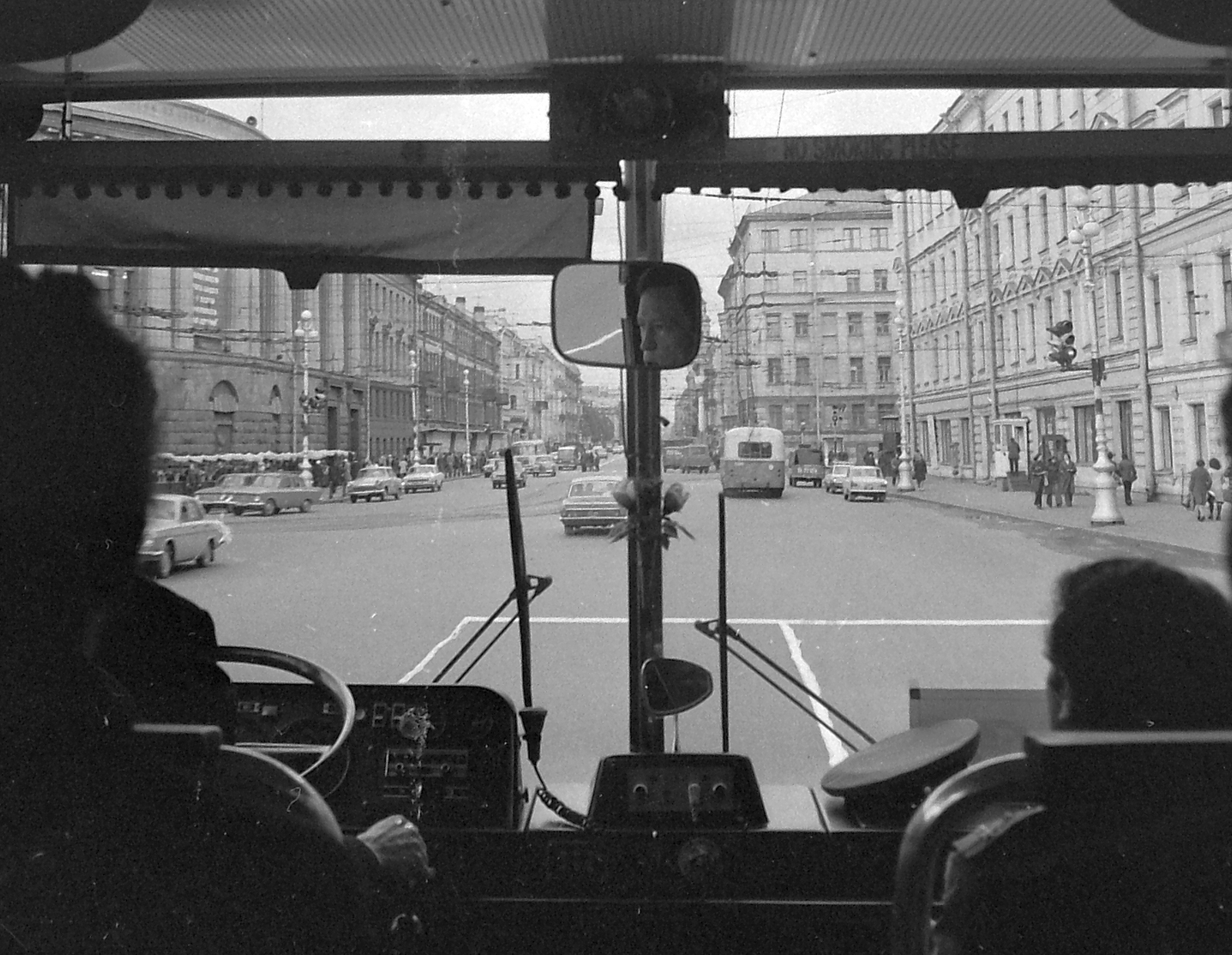 Russia, Saint Petersburg, (Leningrád) Moszkovszkij Proszpekt., 1977, MHSZ, Soviet Union, Ikarus-brand, mirror, peaked cap, rear-view mirror, steering wheel, vehicle interior, bus, Fortepan #15825