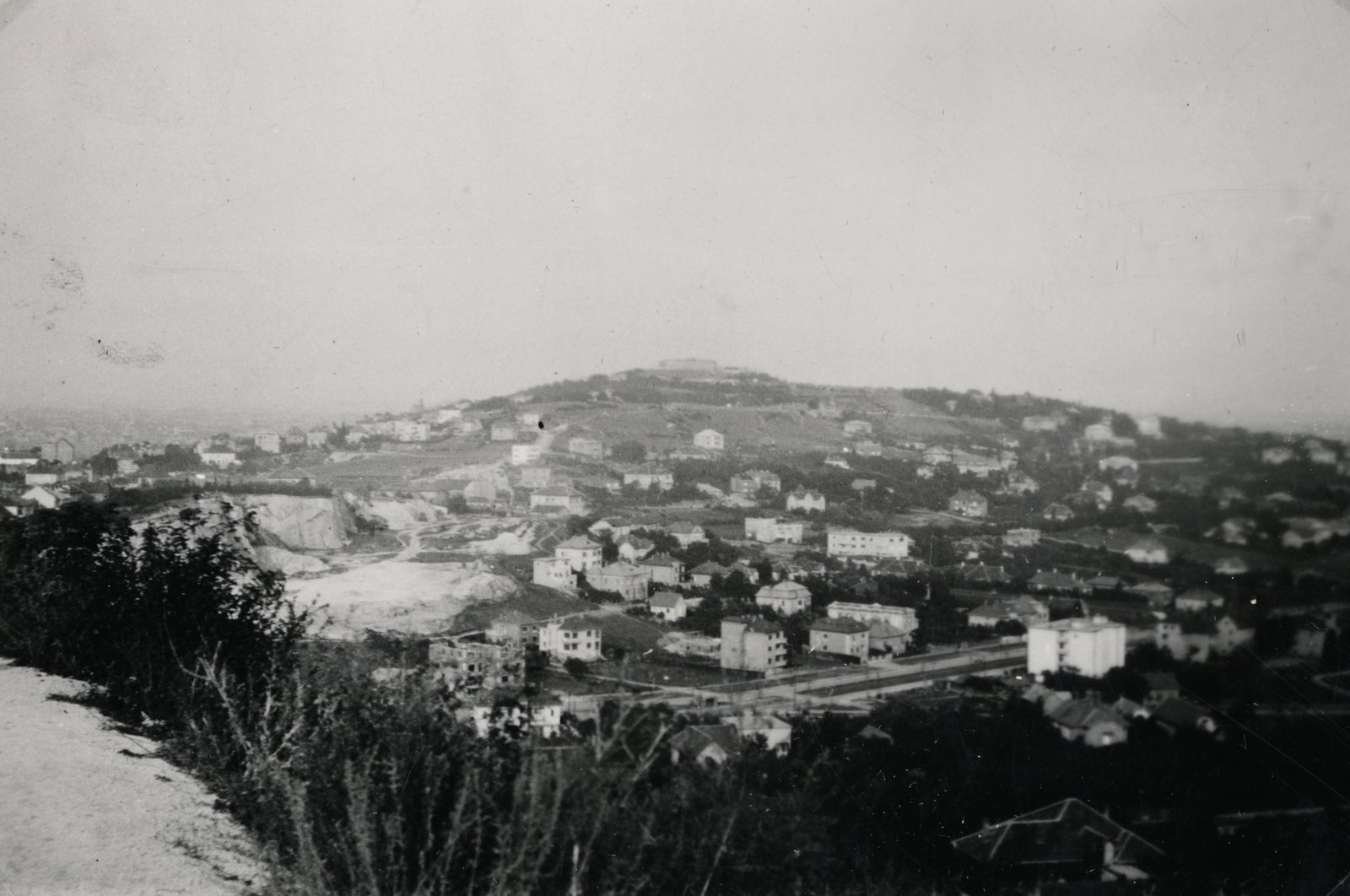 Magyarország, Budapest XI., kilátás a Sas-hegyről a Gellért-hegy és a Kis-Gellért-hegy felé, előtérben a Villányi út (Szt. Imre herceg útja)., 1935, Latin, hegy, Budapest, Fortepan #158252