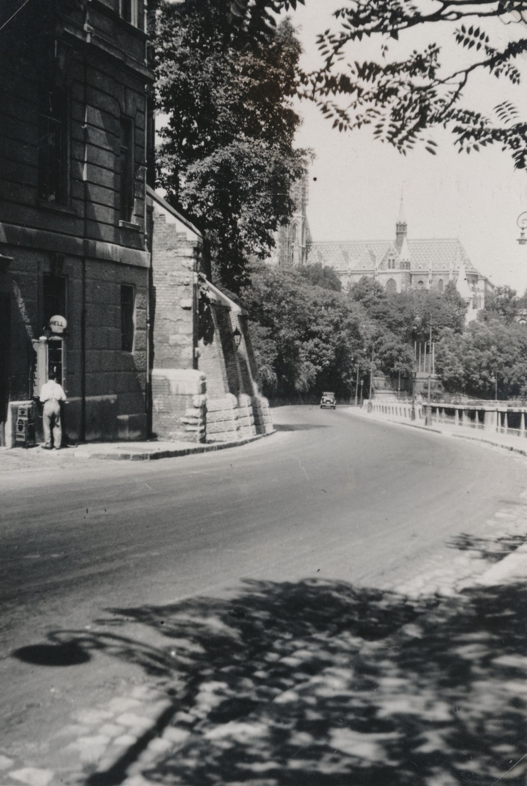 Hungary, Budapest I., Hunyadi János út, balra a Külügyminisztérium épülete, mögötte a budai Vár keleti támfala. Háttérben a Mátyás-templom., 1937, Latin, Budapest, gas station, Fortepan #158266