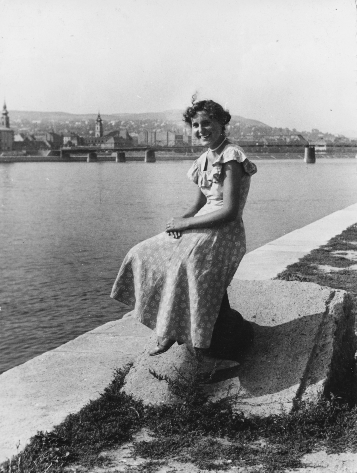 Hungary, Budapest V., pesti alsó rakpart, háttérben a Kossuth híd., 1951, Latin, Budapest, sitting, summer dresses, lady, wharf, necklace, Fortepan #158270